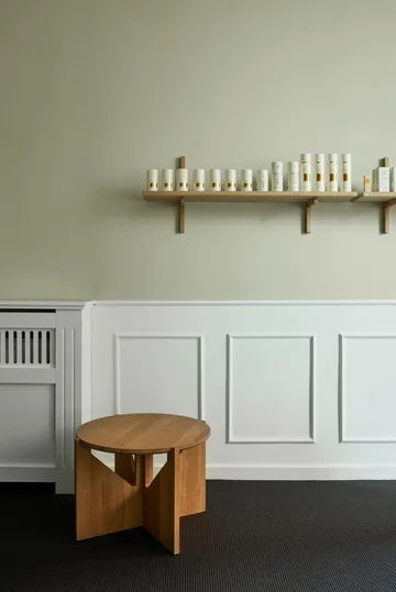 Simple Couchtisch Ø52 cm - Warm lackierte Eiche - Kristina Dam Studio