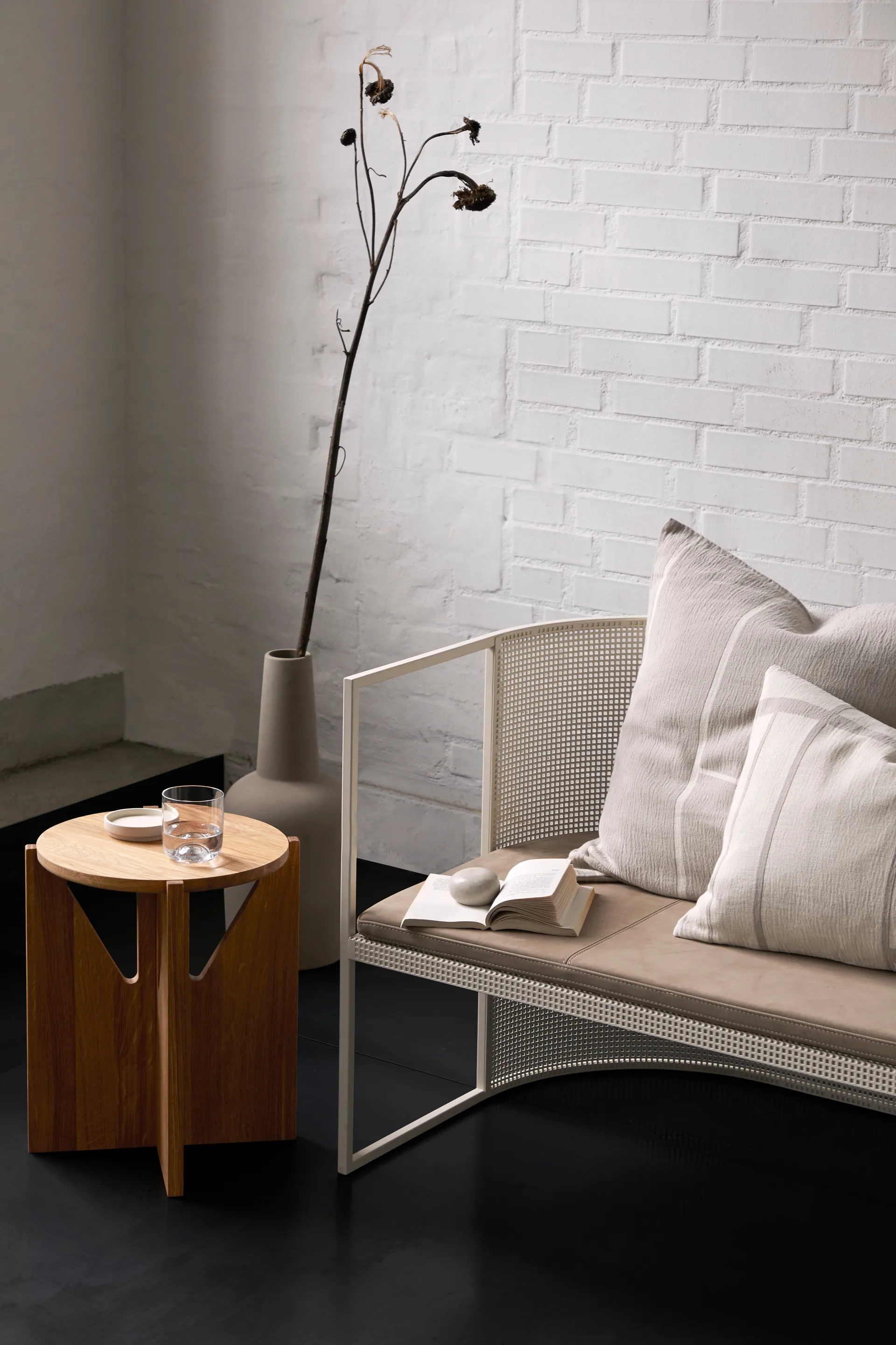 Simple runder Hocker Ø36 cm, Warm lackierte Eiche Kristina Dam Studio