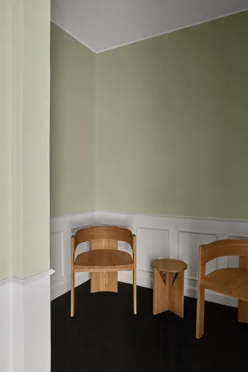 Simple runder Hocker Ø36 cm - Warm lackierte Eiche - Kristina Dam Studio