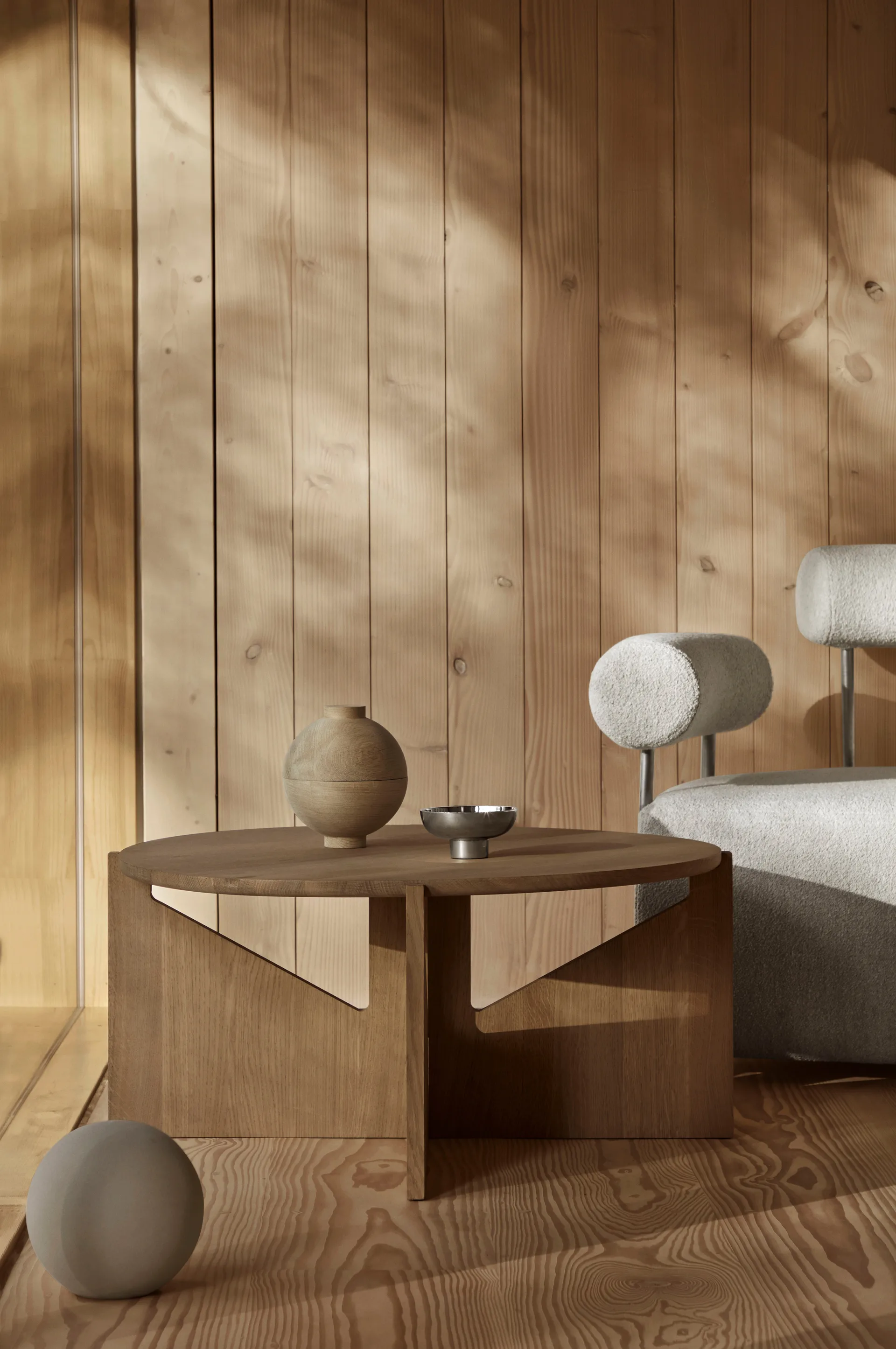 Simple XL Couchtisch Ø78 cm, Warm lackierte Eiche Kristina Dam Studio