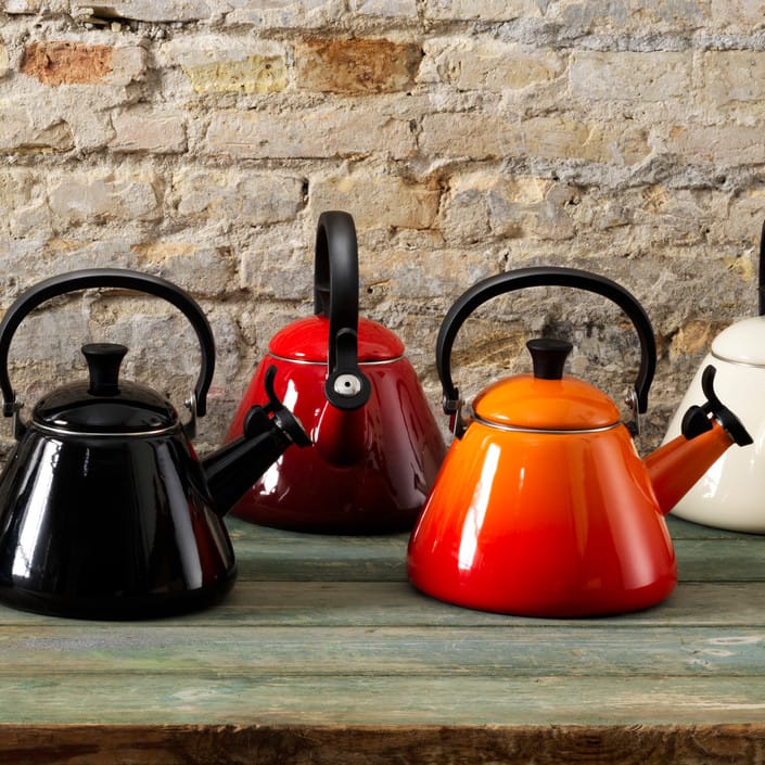 Le Creuset Kone Wasserkessel mit Pfeife, Ofenrot Le Creuset