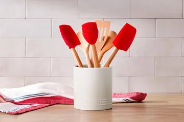 Le Creuset Signature Teigschaber - Kirschrot, mittel - Le Creuset