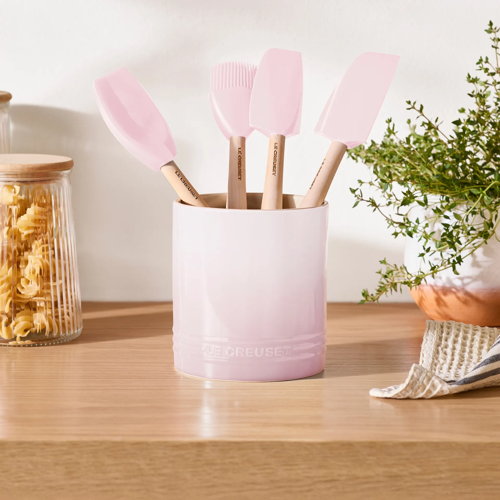 Signature Steingut Besteck- und Küchenutensilienkrug 1,1 L, Shell Pink Le Creuset