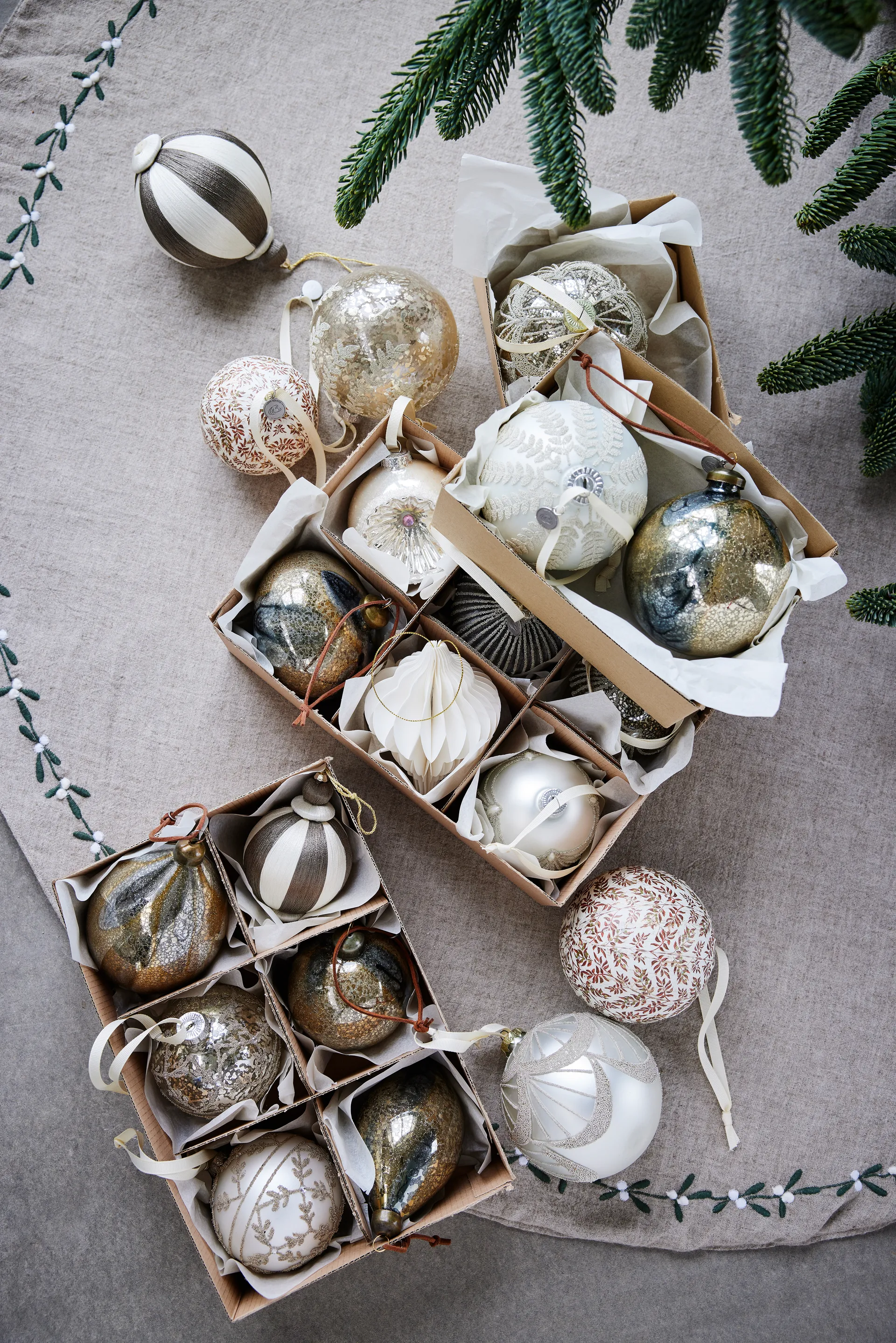 Agnes Weihnachtskugel Ø8 cm, Off-white-brown Lene Bjerre