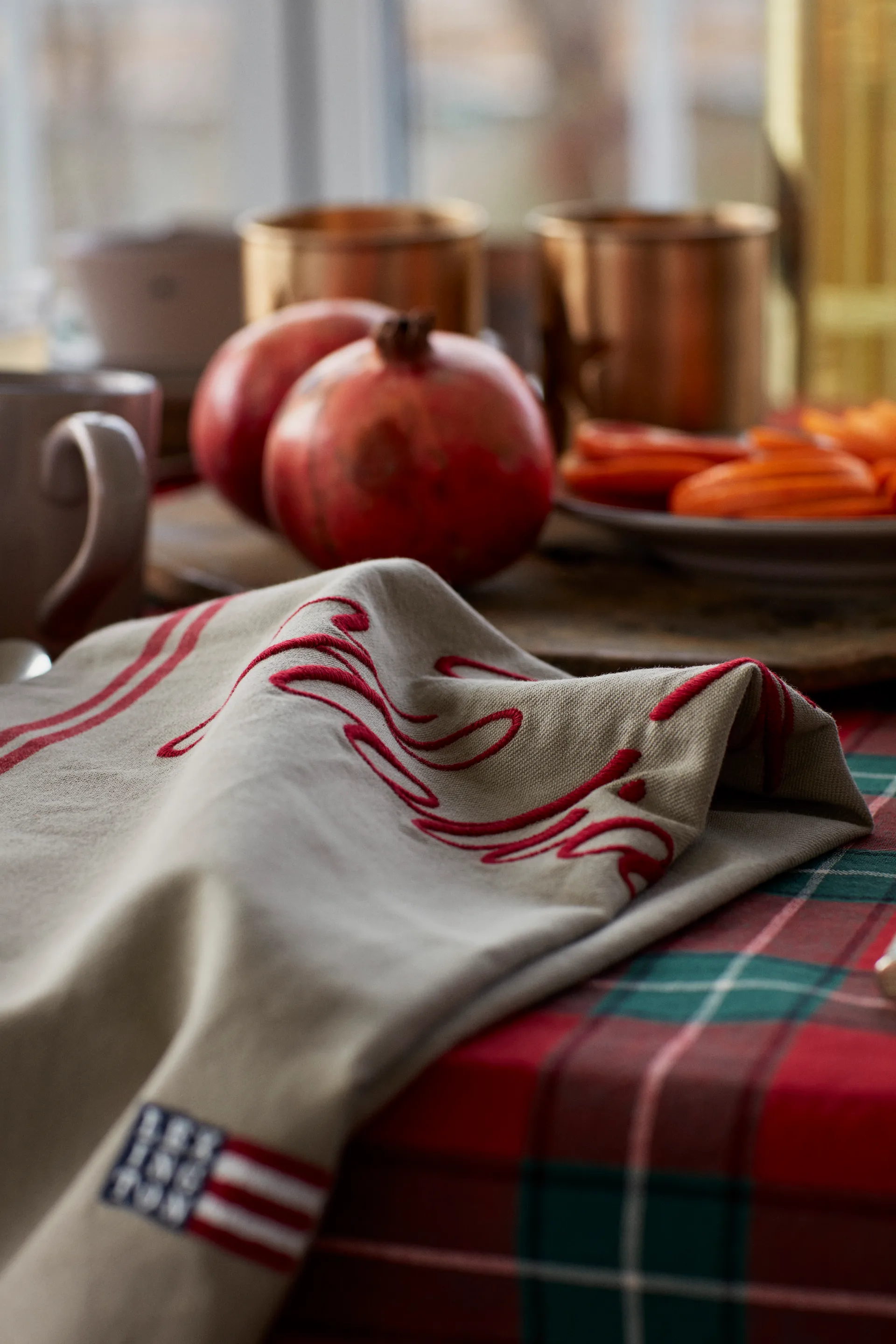 Happy Holidays Embroidered Geschirrtuch 50 x 70 cm, Beige-red Lexington