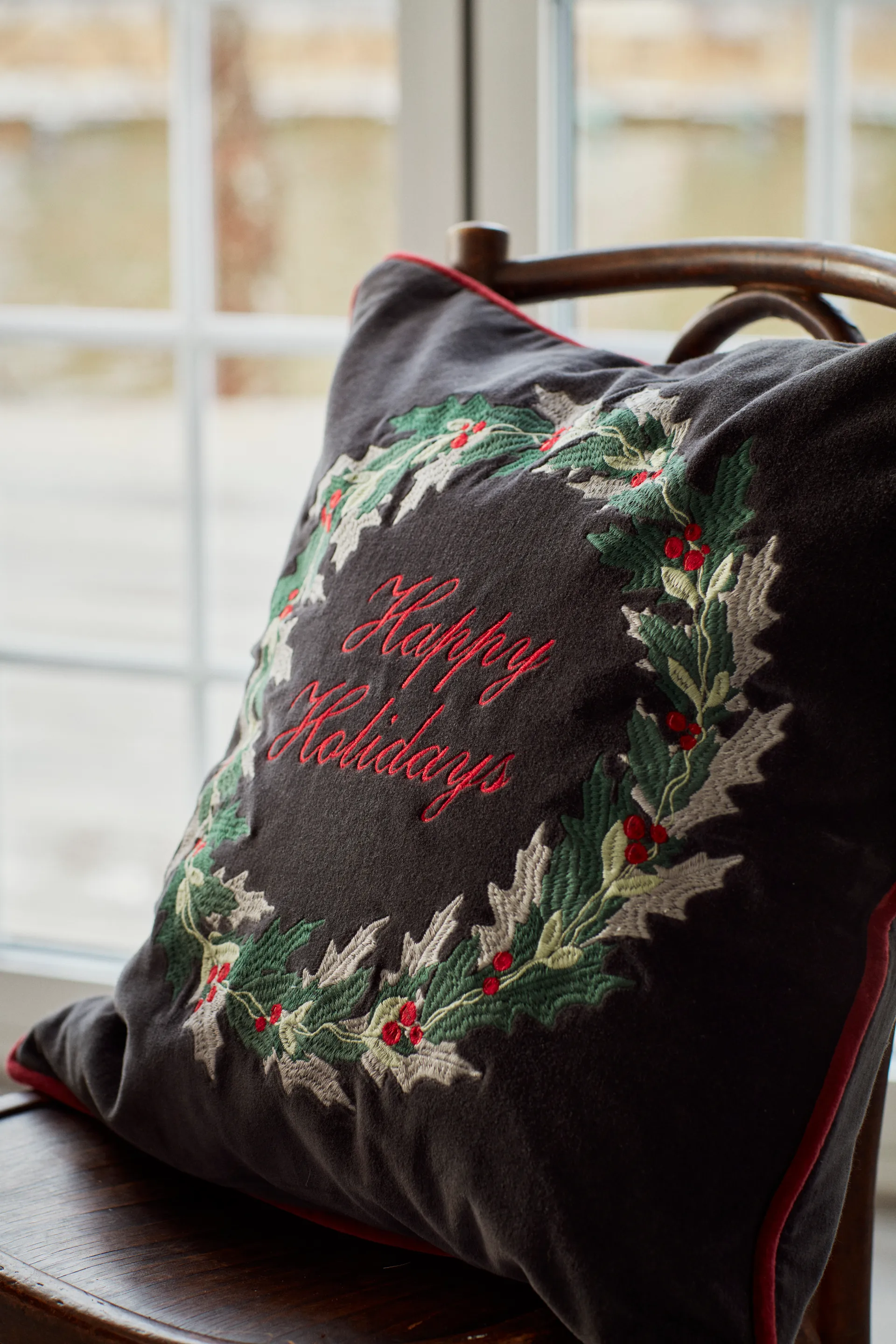 Holly Wrath Cotton Velvet Kissenbezug 50 x 50 cm, Dark grey-green-red Lexington