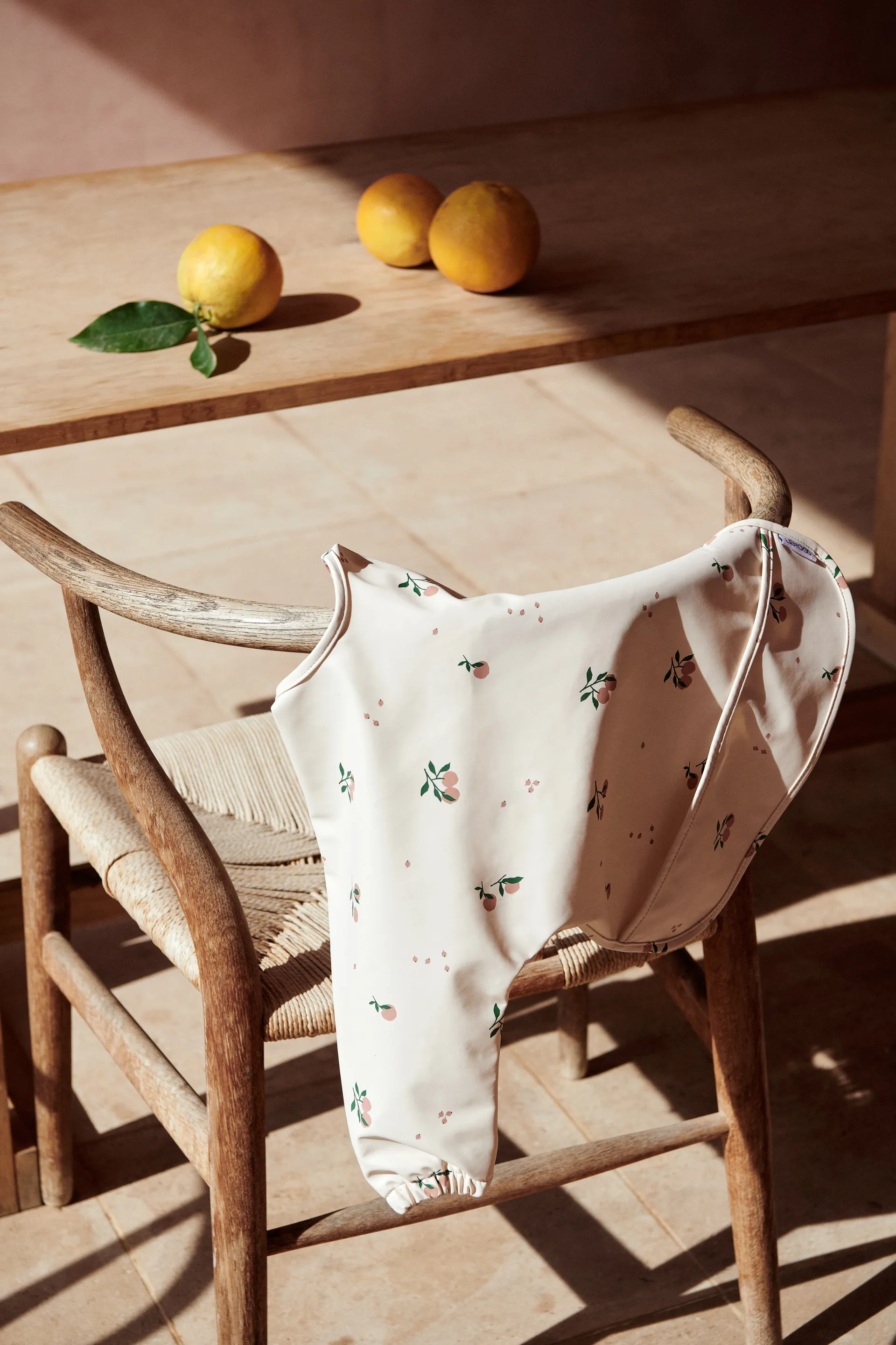 Merle Lätzchen mit Ärmel, Peach-Sea shell mix Liewood