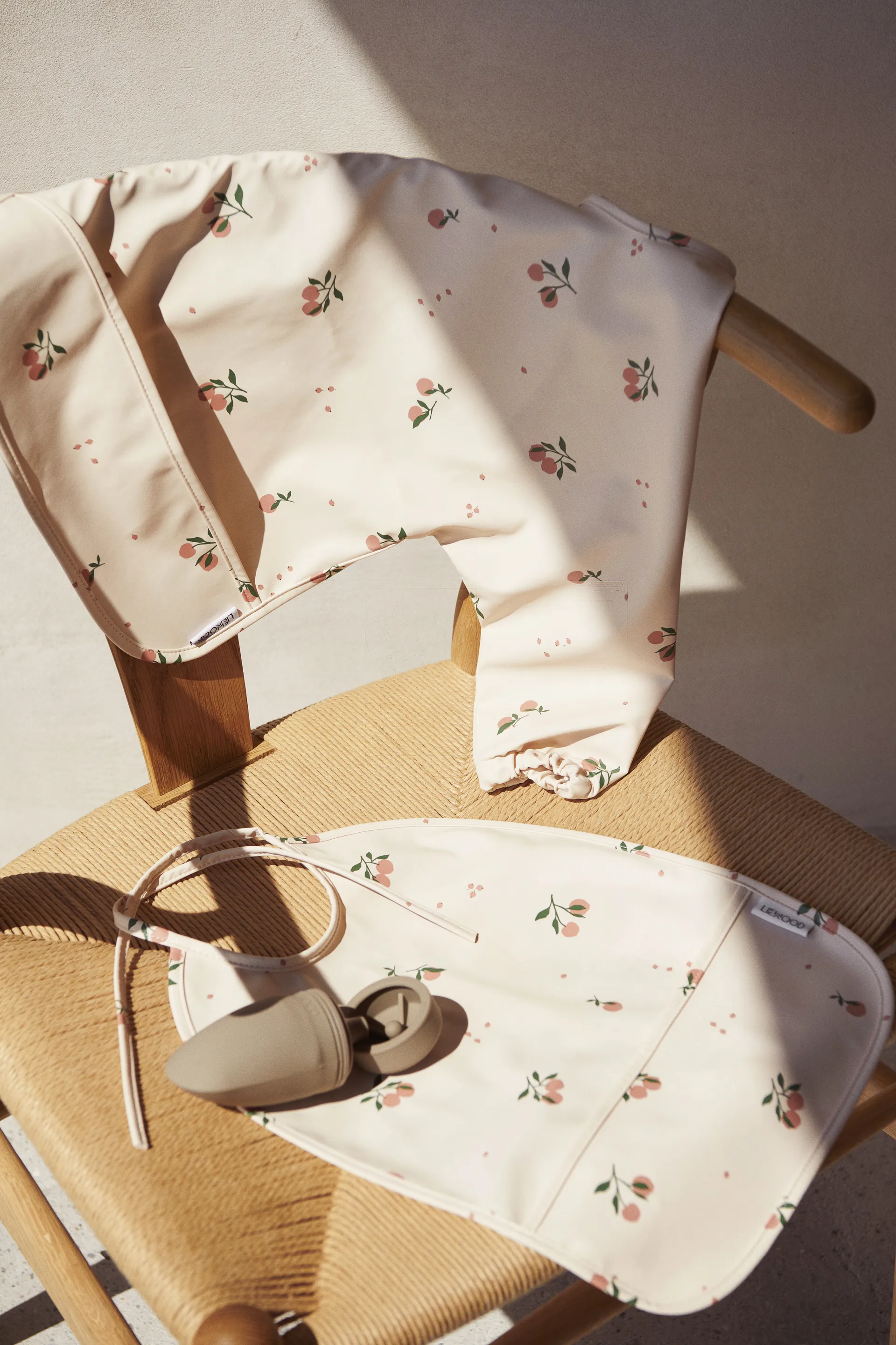 Merle Lätzchen mit Ärmel, Peach-Sea shell mix Liewood