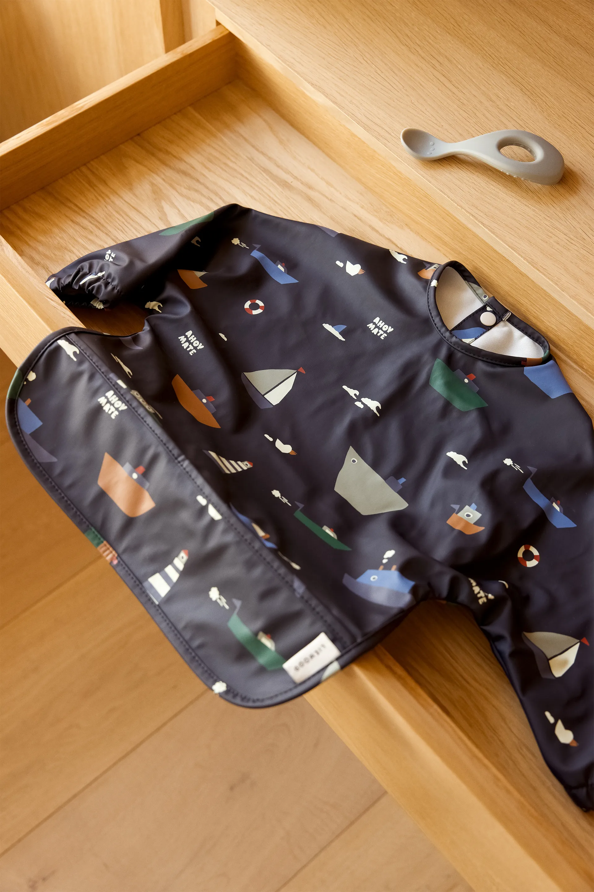 Merle Lätzchen mit Ärmel, Sailing-classic navy Liewood