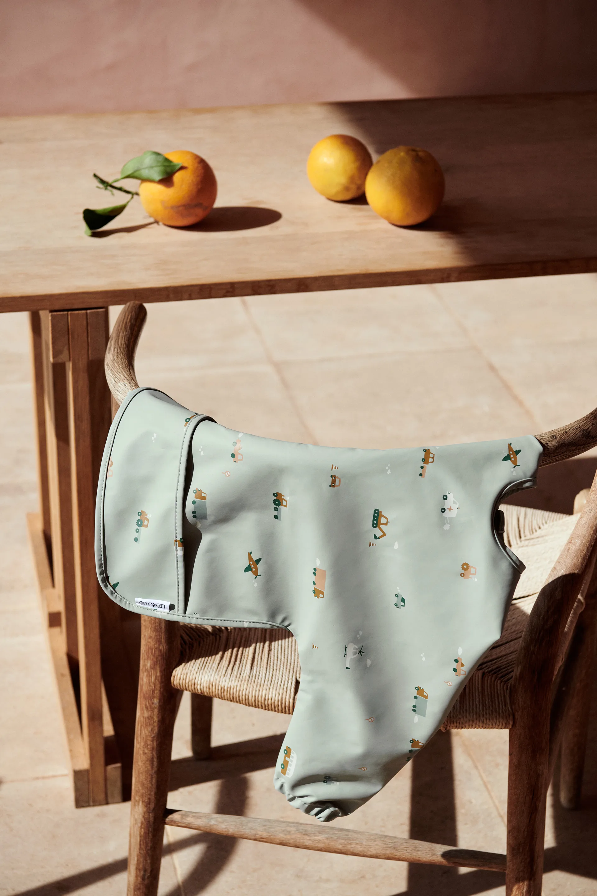 Merle Lätzchen mit Ärmel, Vehicles-dove blue mix Liewood