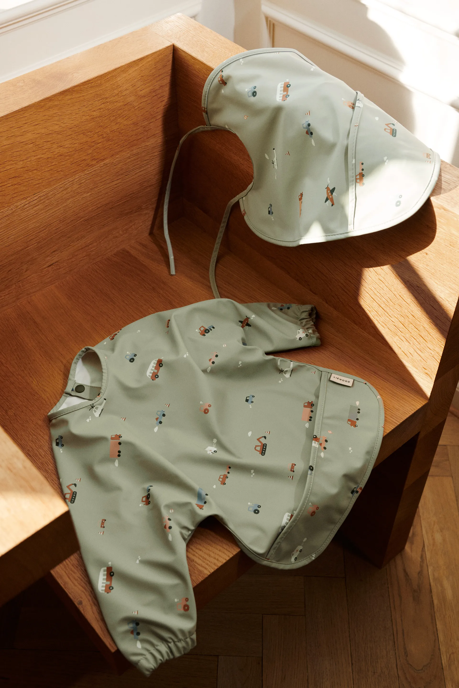 Merle Lätzchen mit Ärmel, Vehicles-dove blue mix Liewood