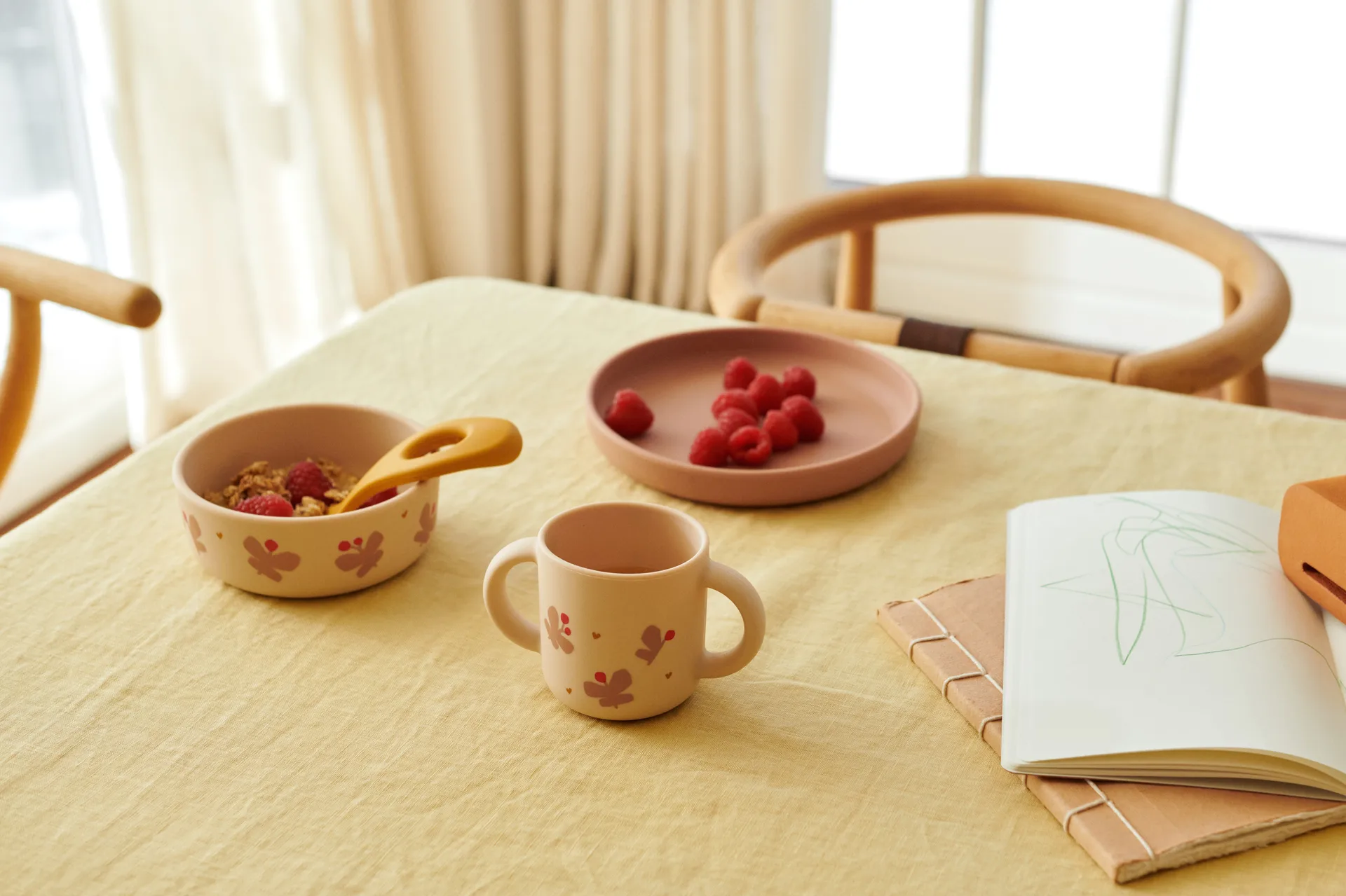 Vivi printed Geschirrset 4-teilig, Butterfly-apple blossom Liewood