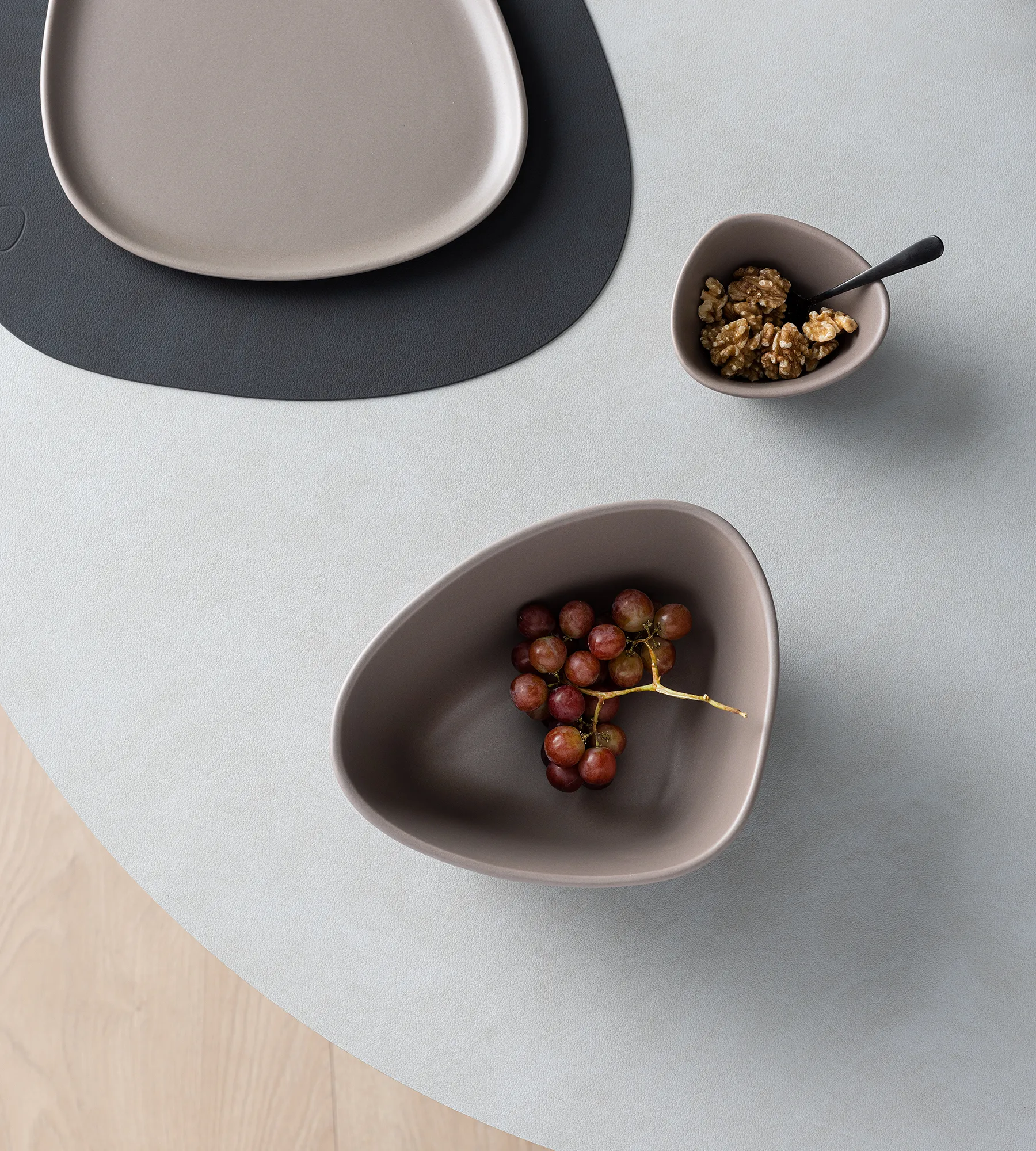 Curve Stoneware Schale M 20 x 22cm, Warm Grey LIND DNA