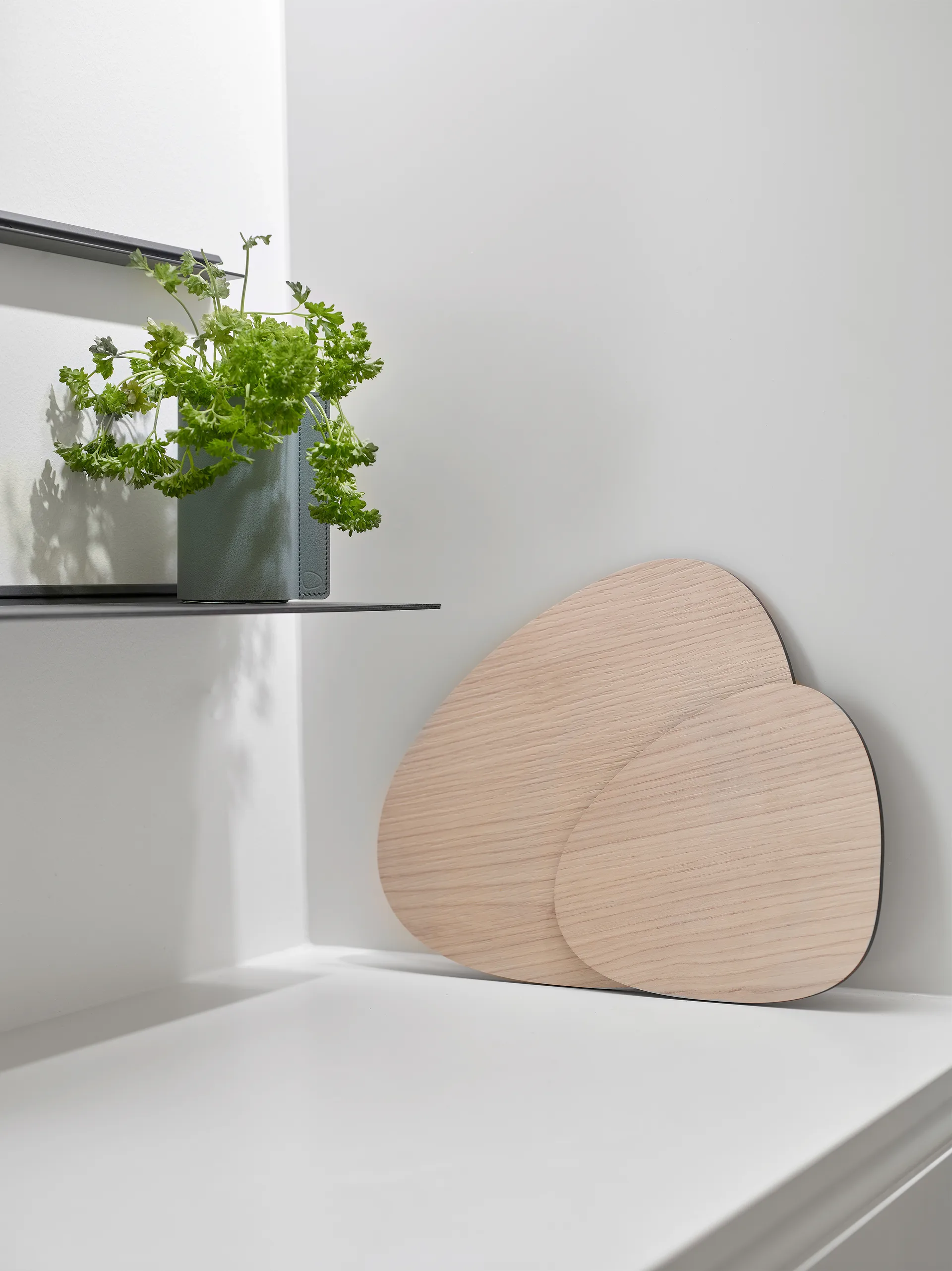 Cut & Serve curve Schneidebrett S, Esche LIND DNA