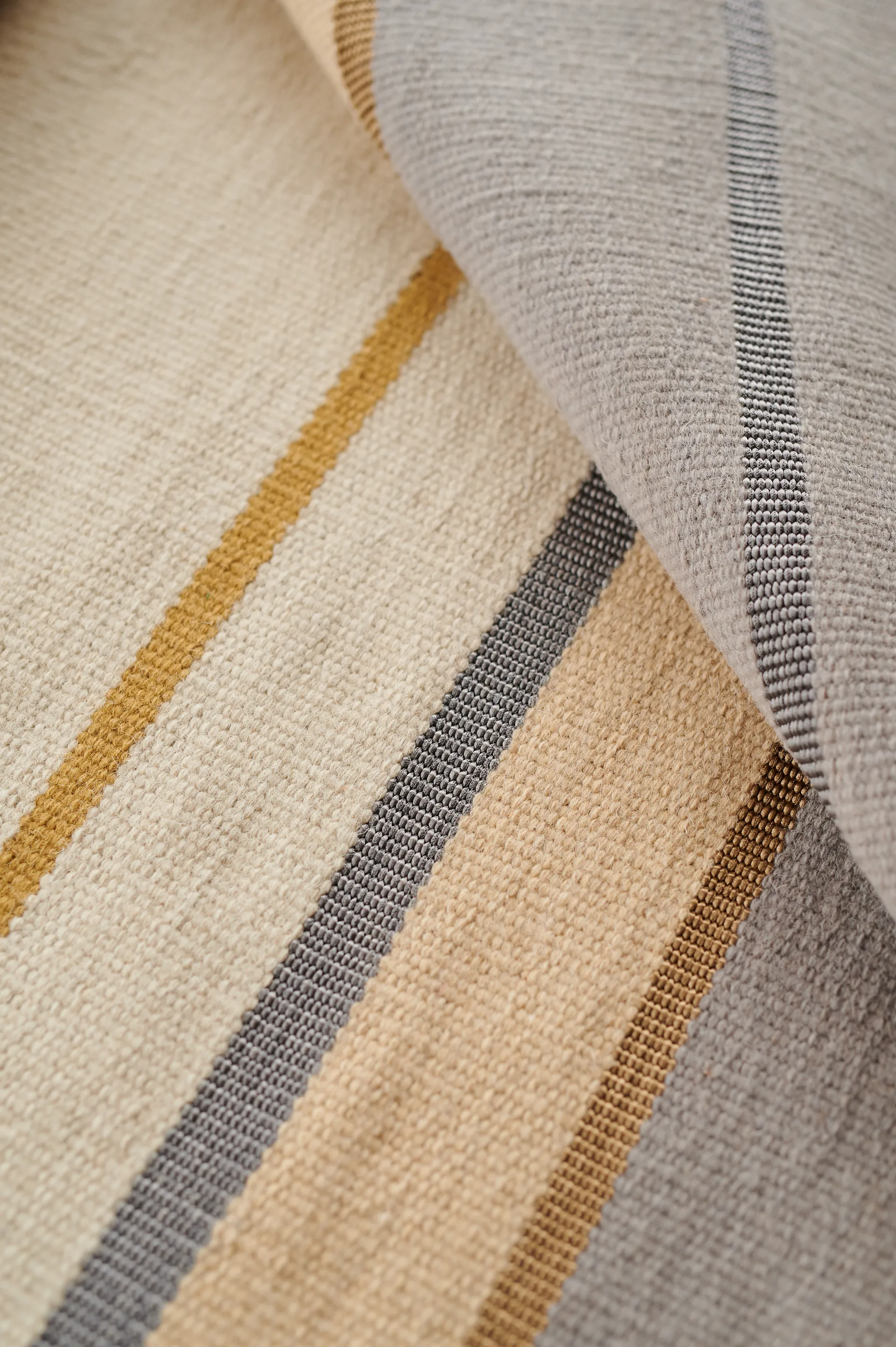 Metallum Teppich 170 x 240cm, Mustard Linie Design