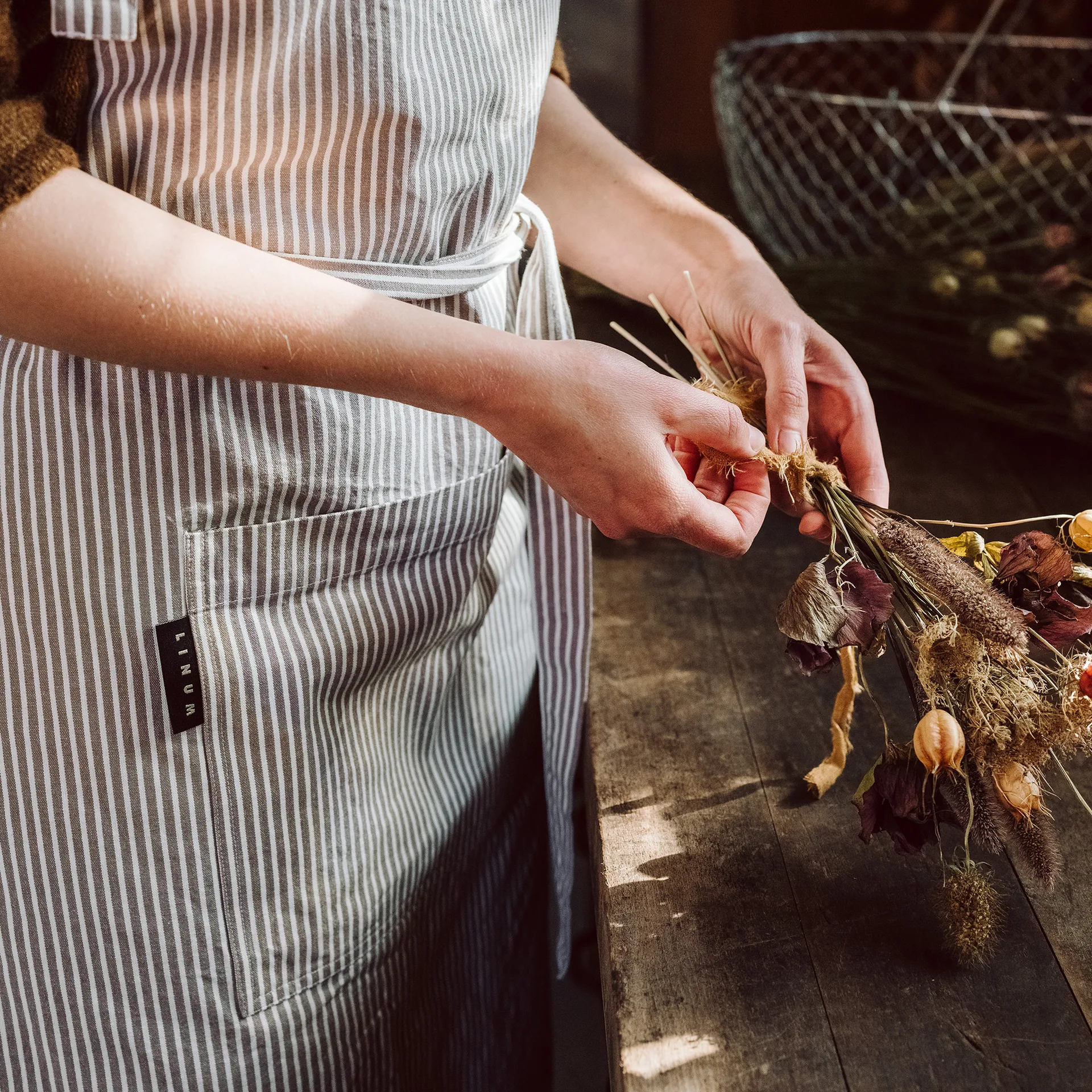 Emma Schürze, Maulwurfbraun Linum