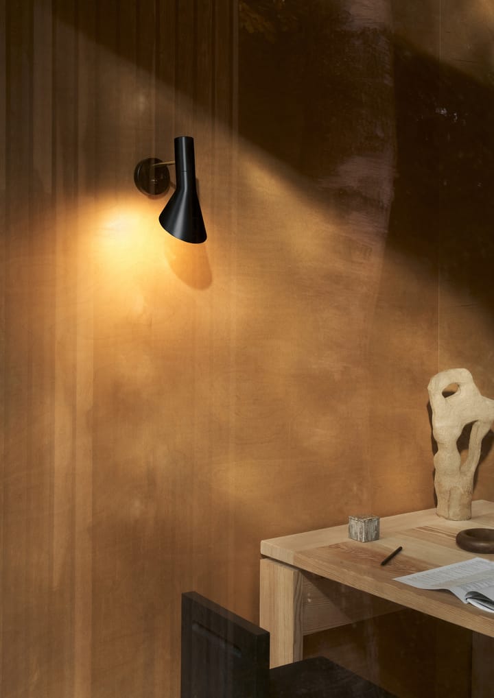 AJ Wandleuchte Festinstallation, Brass-black Louis Poulsen