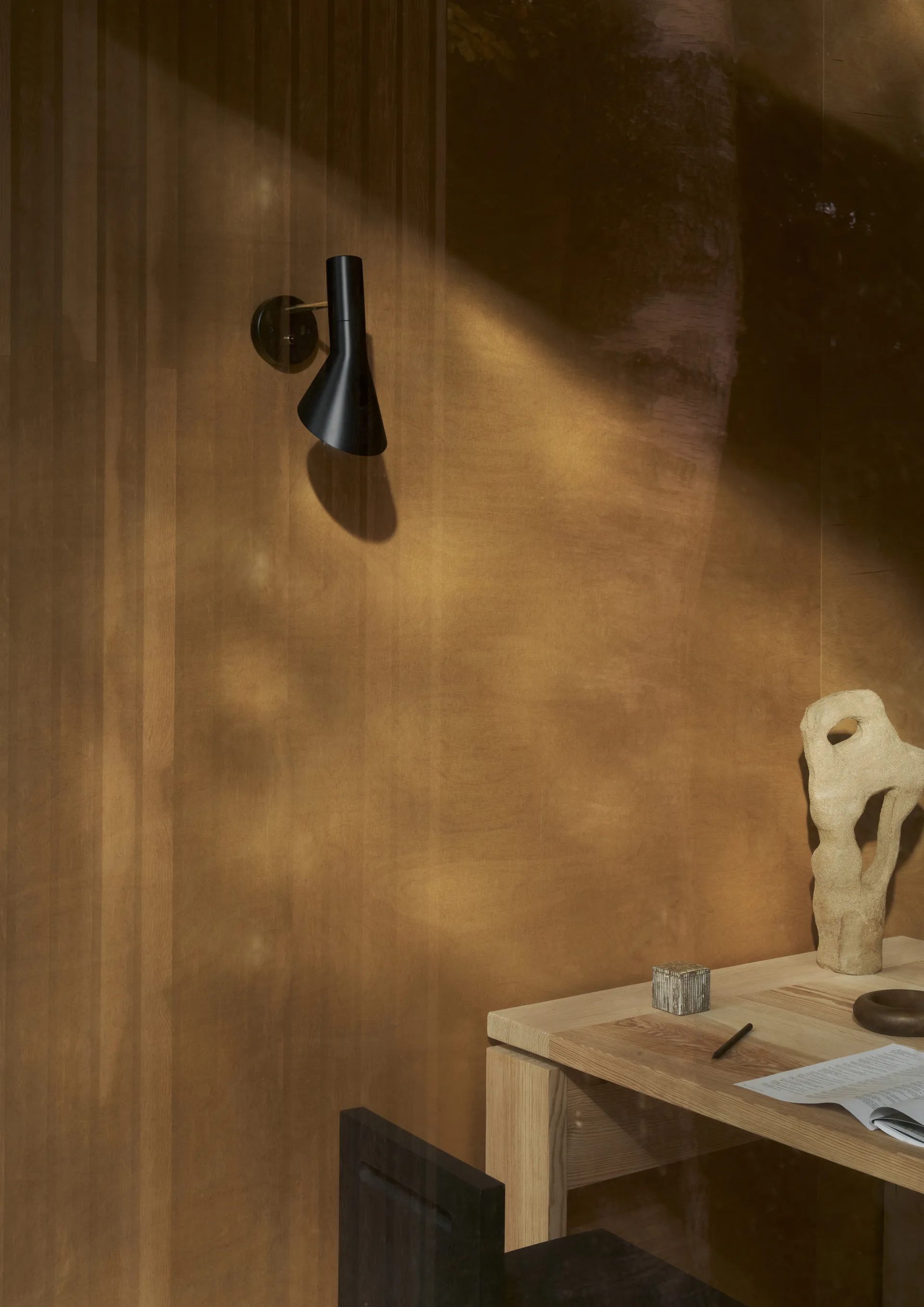 AJ Wandleuchte Festinstallation, Brass-black Louis Poulsen