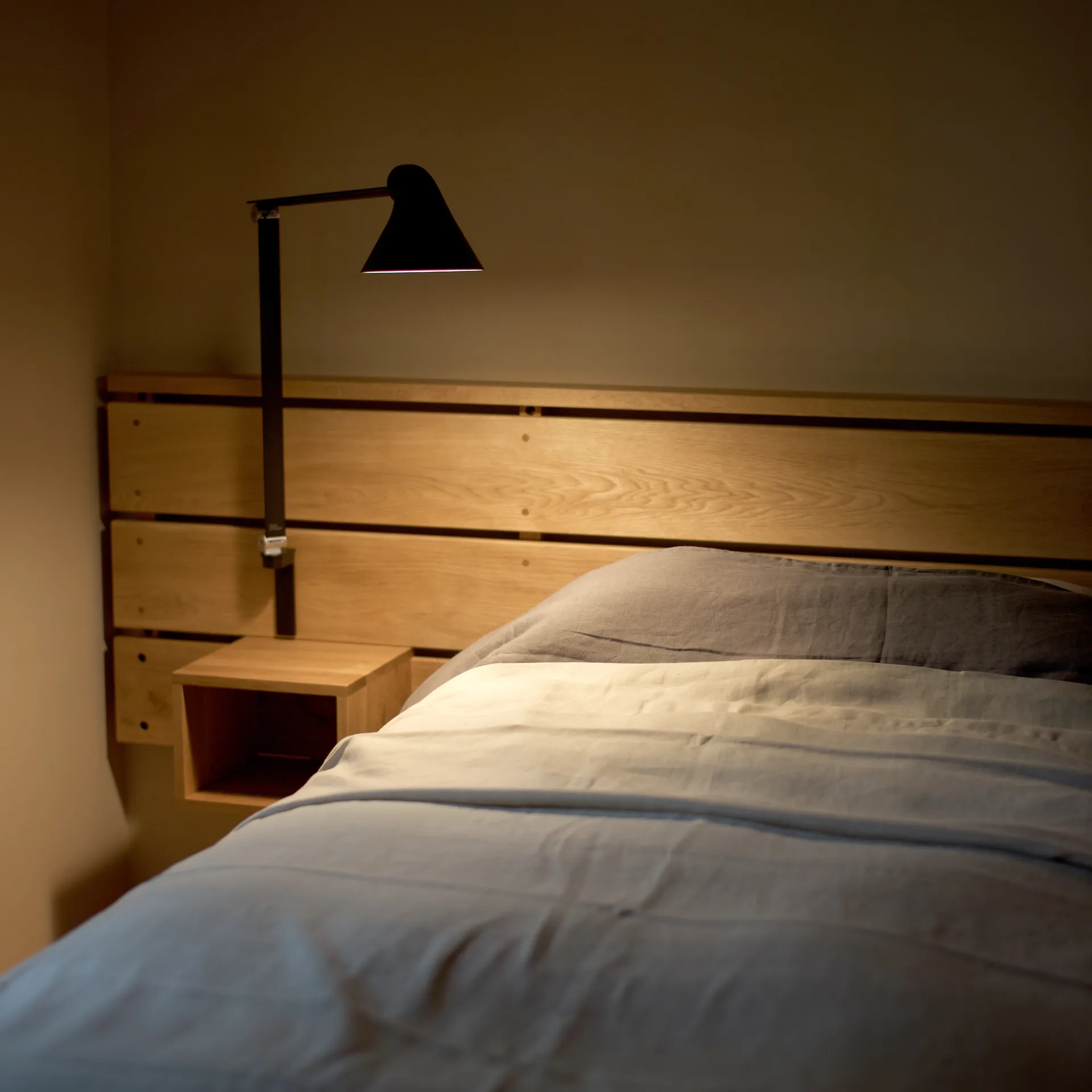 NJP Wandleuchte langer Arm, Schwarz Louis Poulsen