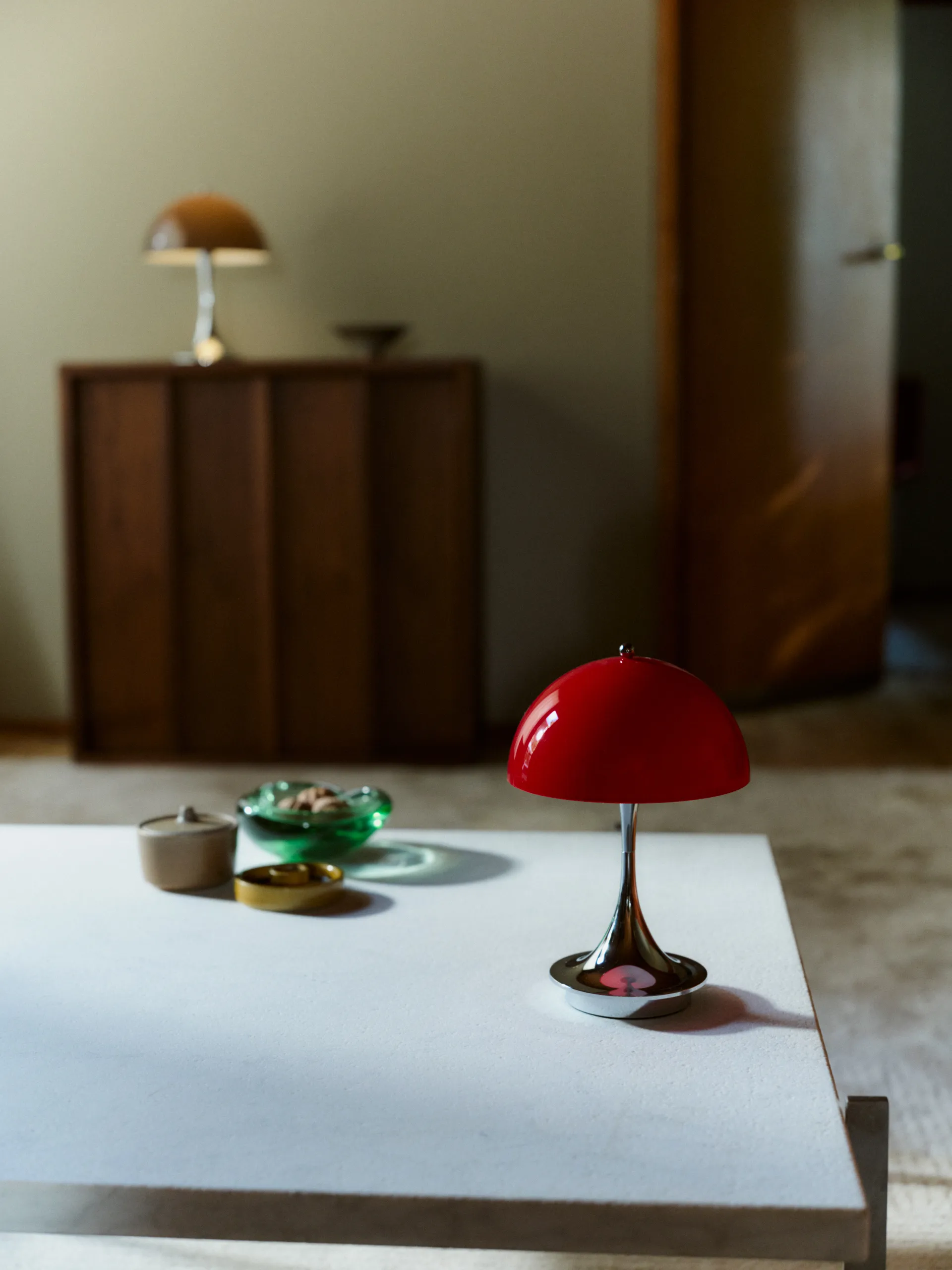 Panthella 160 Portable v3 Tischleuchte, Original Opal Red Louis Poulsen