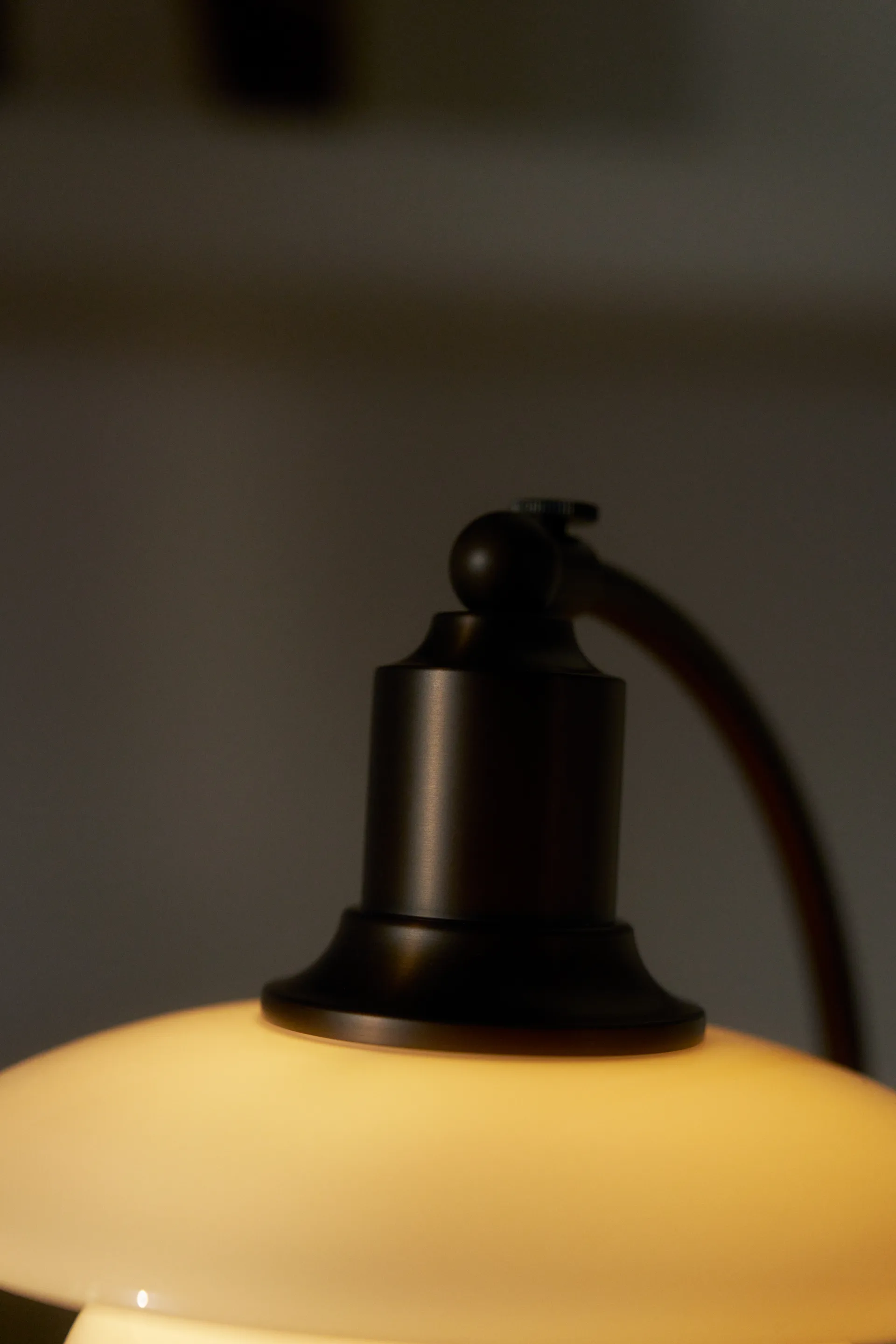 PH 2/2 Luna Tischleuchte, Aged brass-Opalglas Louis Poulsen