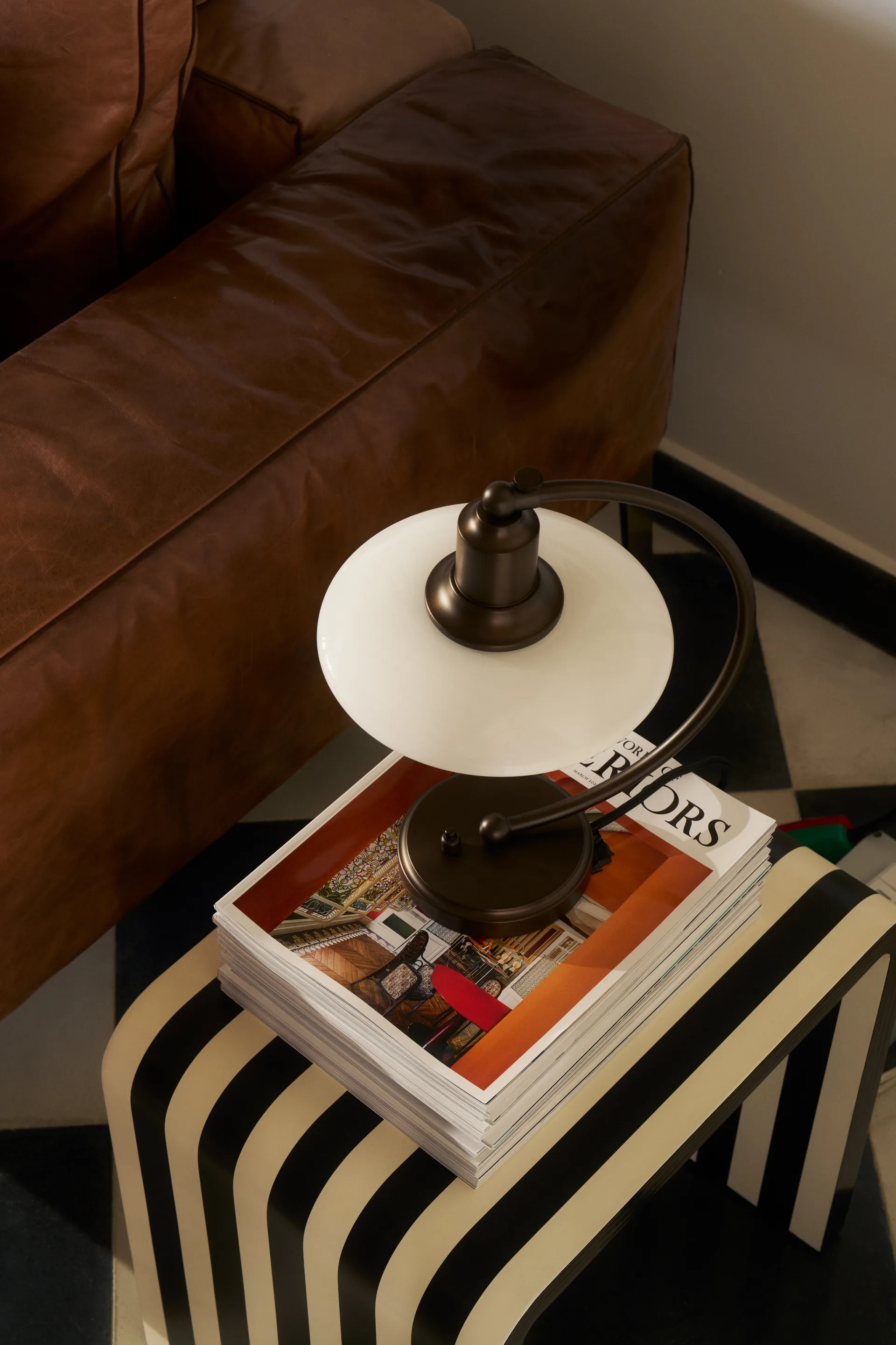 PH 2/2 Luna Tischleuchte, Aged brass-Opalglas Louis Poulsen