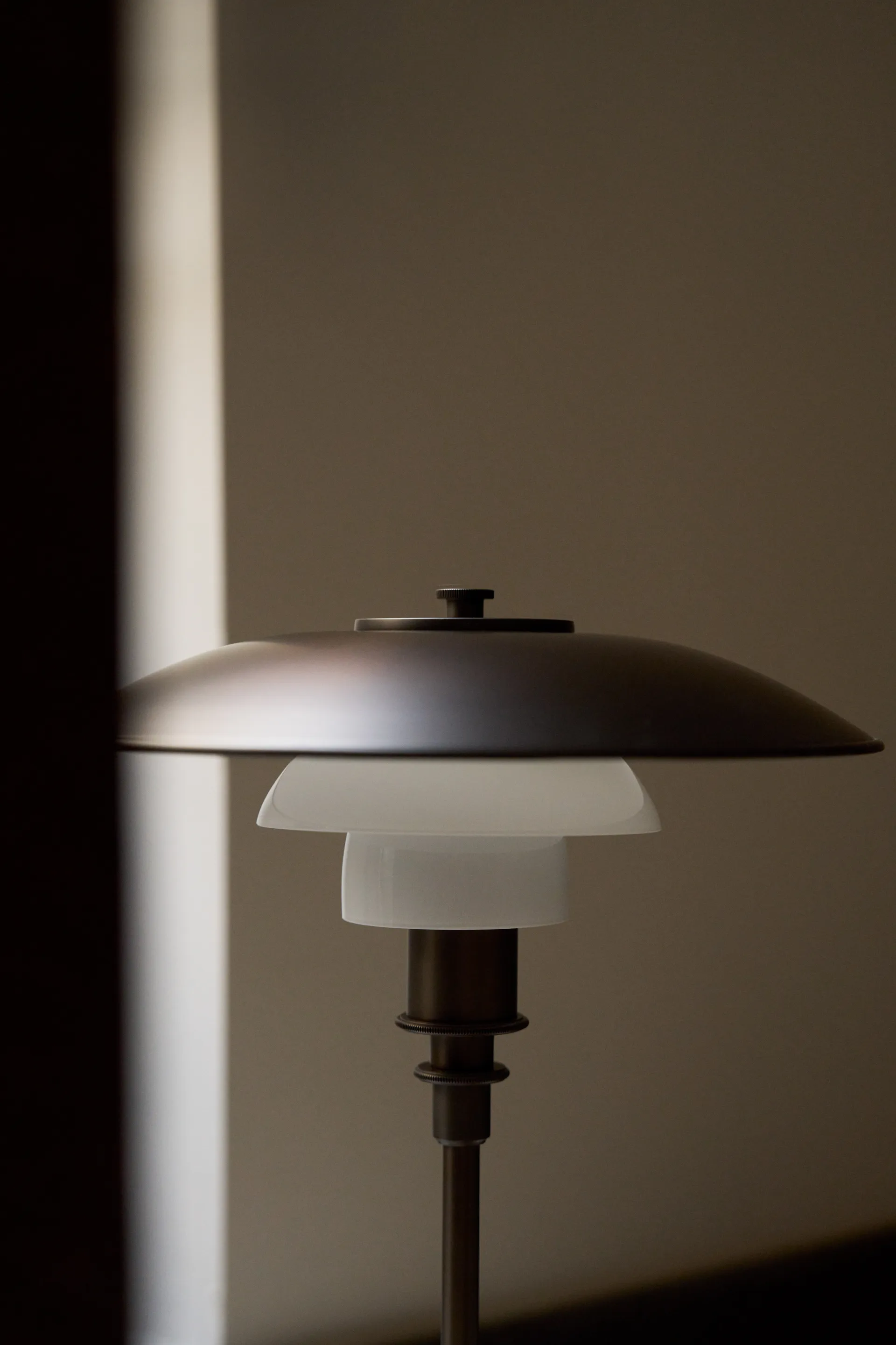 PH 3/2 Luna Tischleuchte, Aged brass-opalglas Louis Poulsen