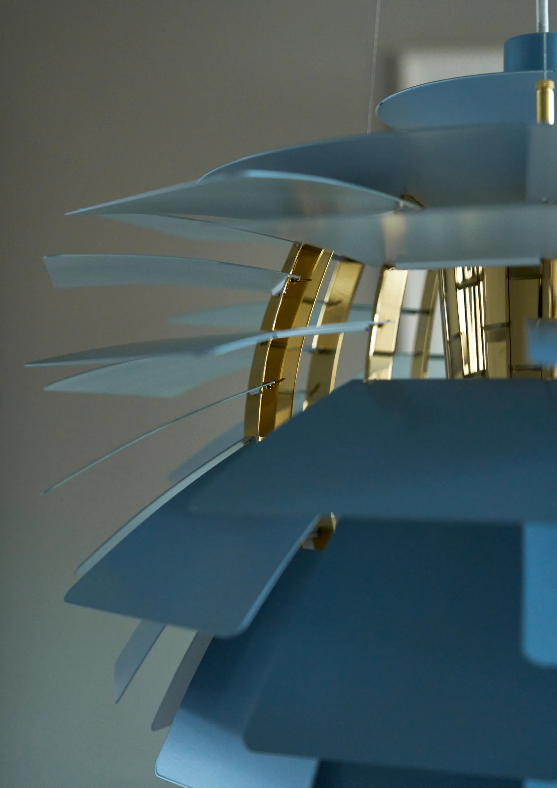 PH Artichoke Pendelleuchte Ø60cm, Dusty blue-brass metallised Louis Poulsen