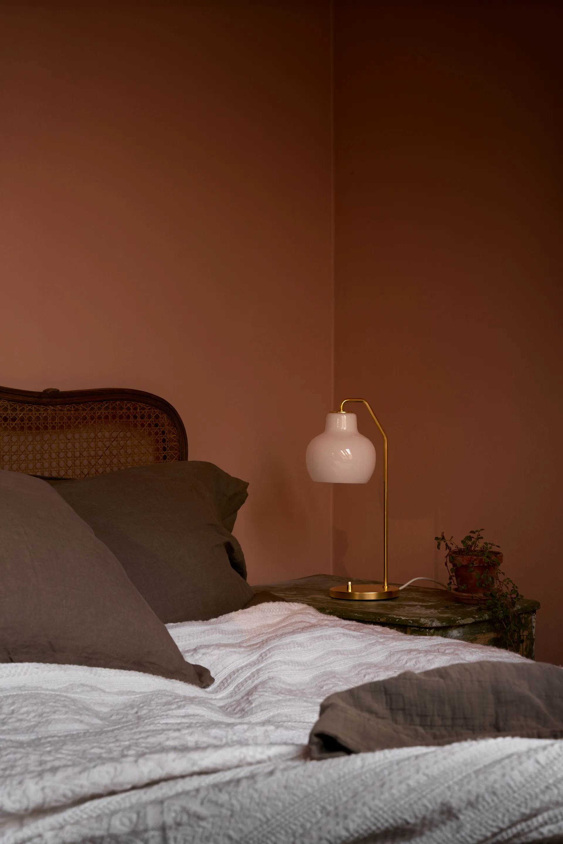 VL Ring Crown Tischleuchte Ø15 cm, Messing-Opalglas Louis Poulsen