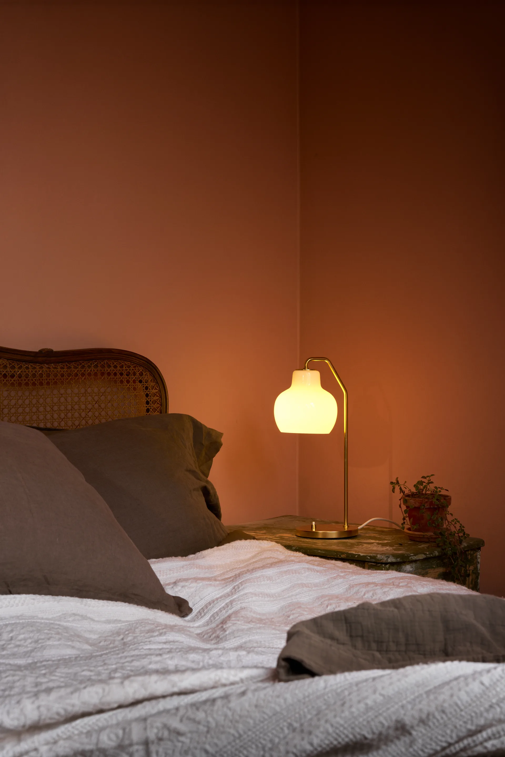 VL Ring Crown Tischleuchte Ø15 cm, Messing-Opalglas Louis Poulsen