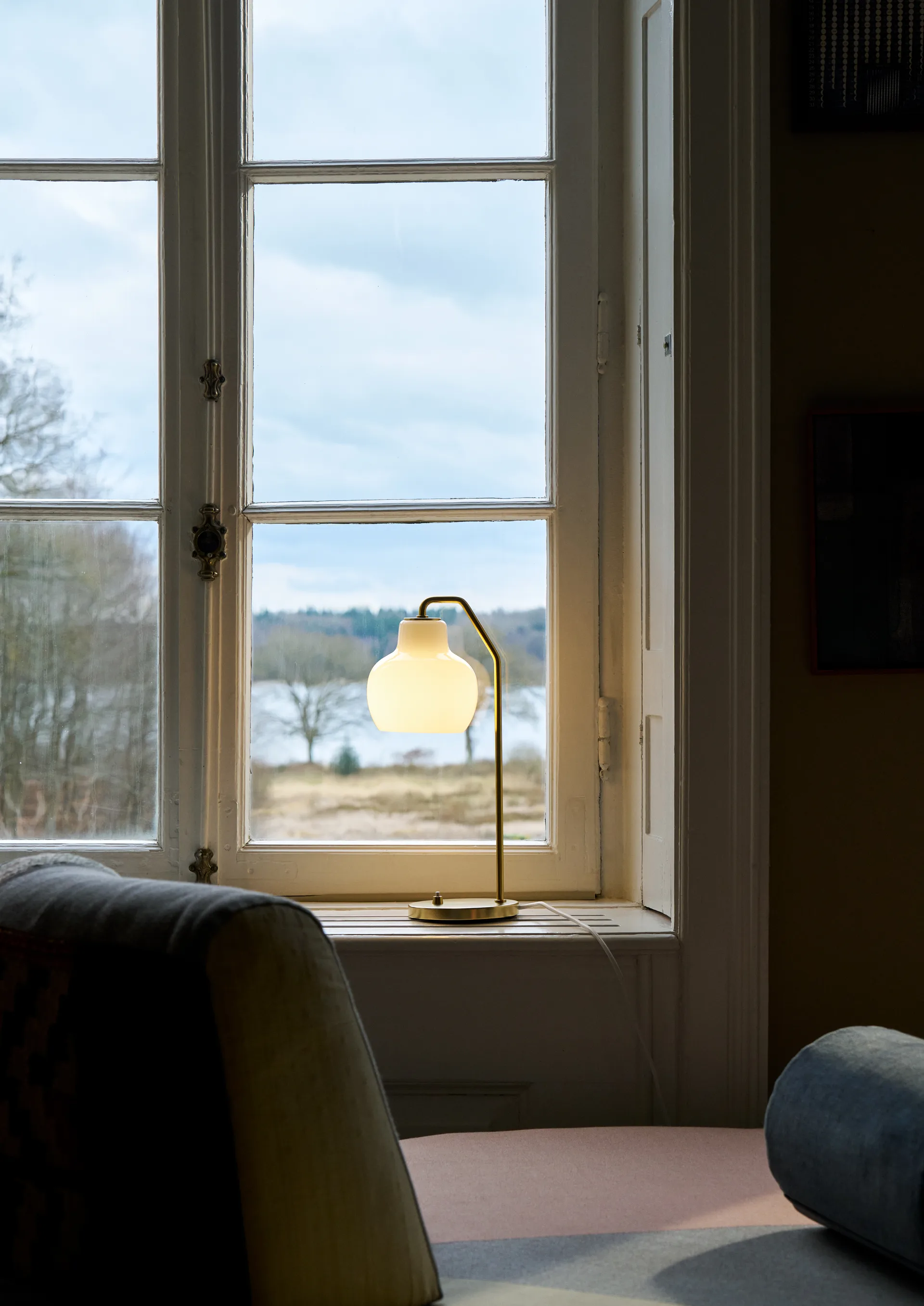 VL Ring Crown Tischleuchte Ø15 cm, Messing-Opalglas Louis Poulsen