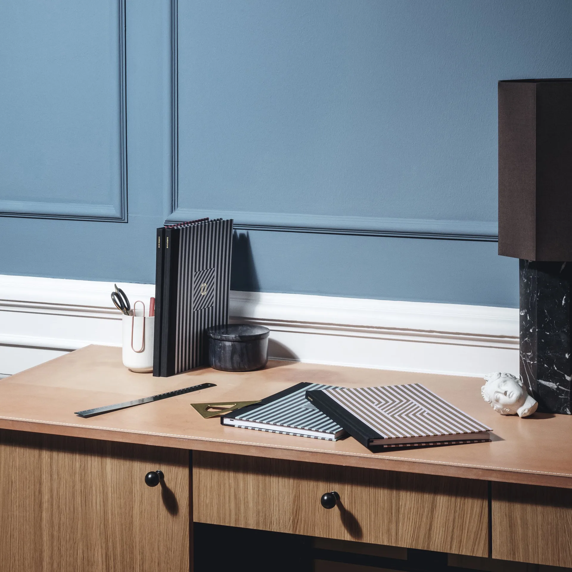 The eight over eight Lampenfuß, Schwarzer Marmor Louise Roe