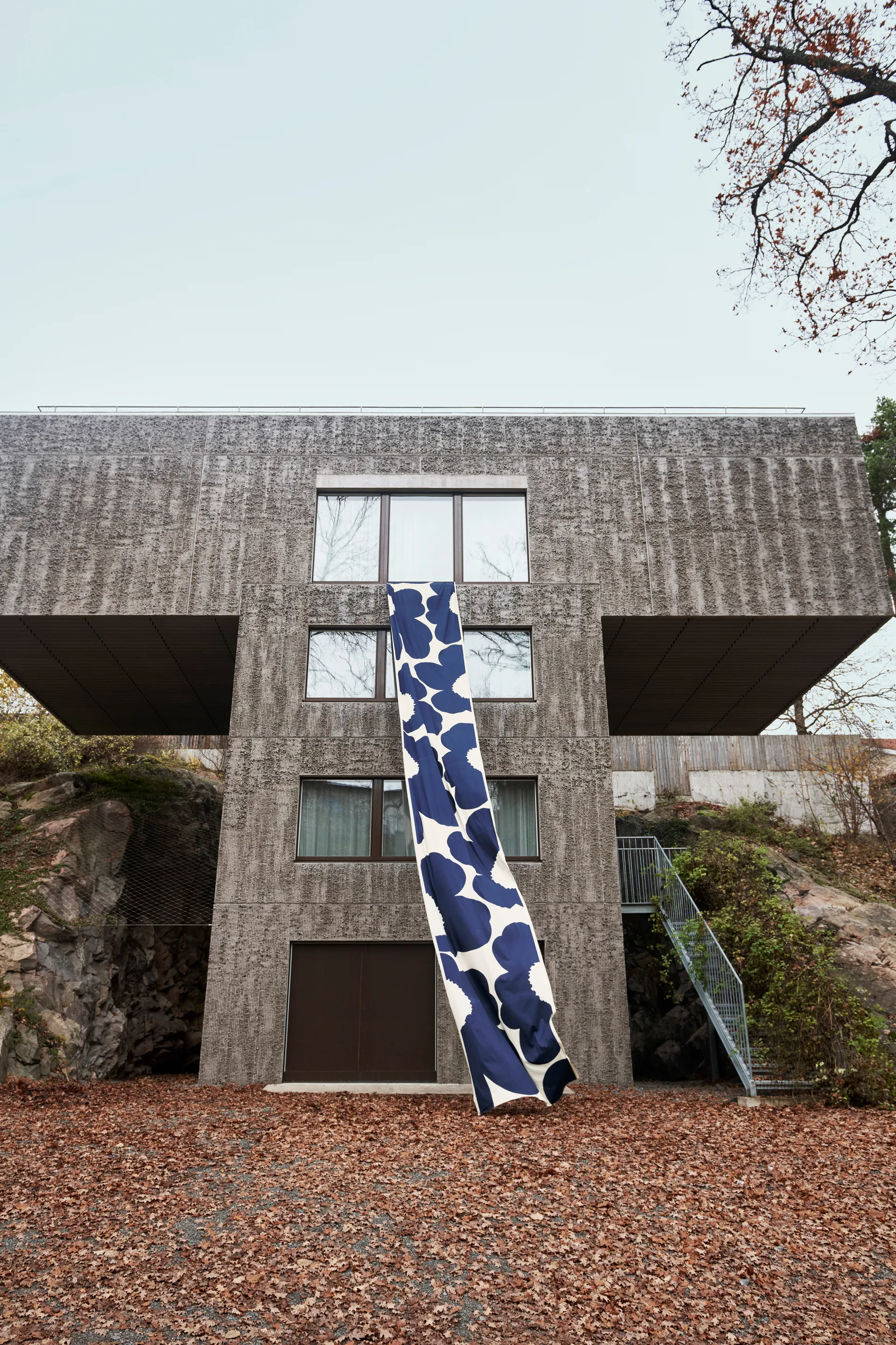 Iso Unikko Stoff Baumwollsatin, Cotton-dark navy Marimekko