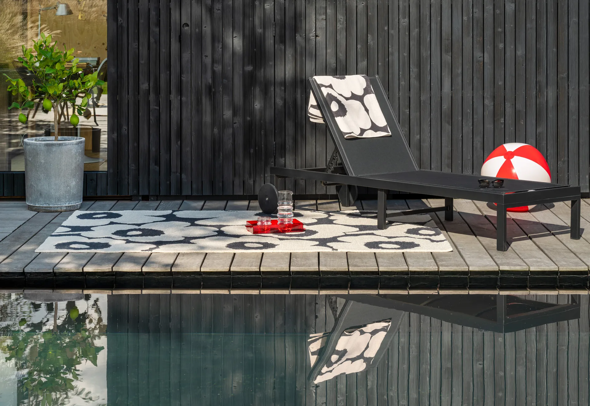 Unikko Outdoor-Teppich, Charcoal-white, 140x200 cm Marimekko