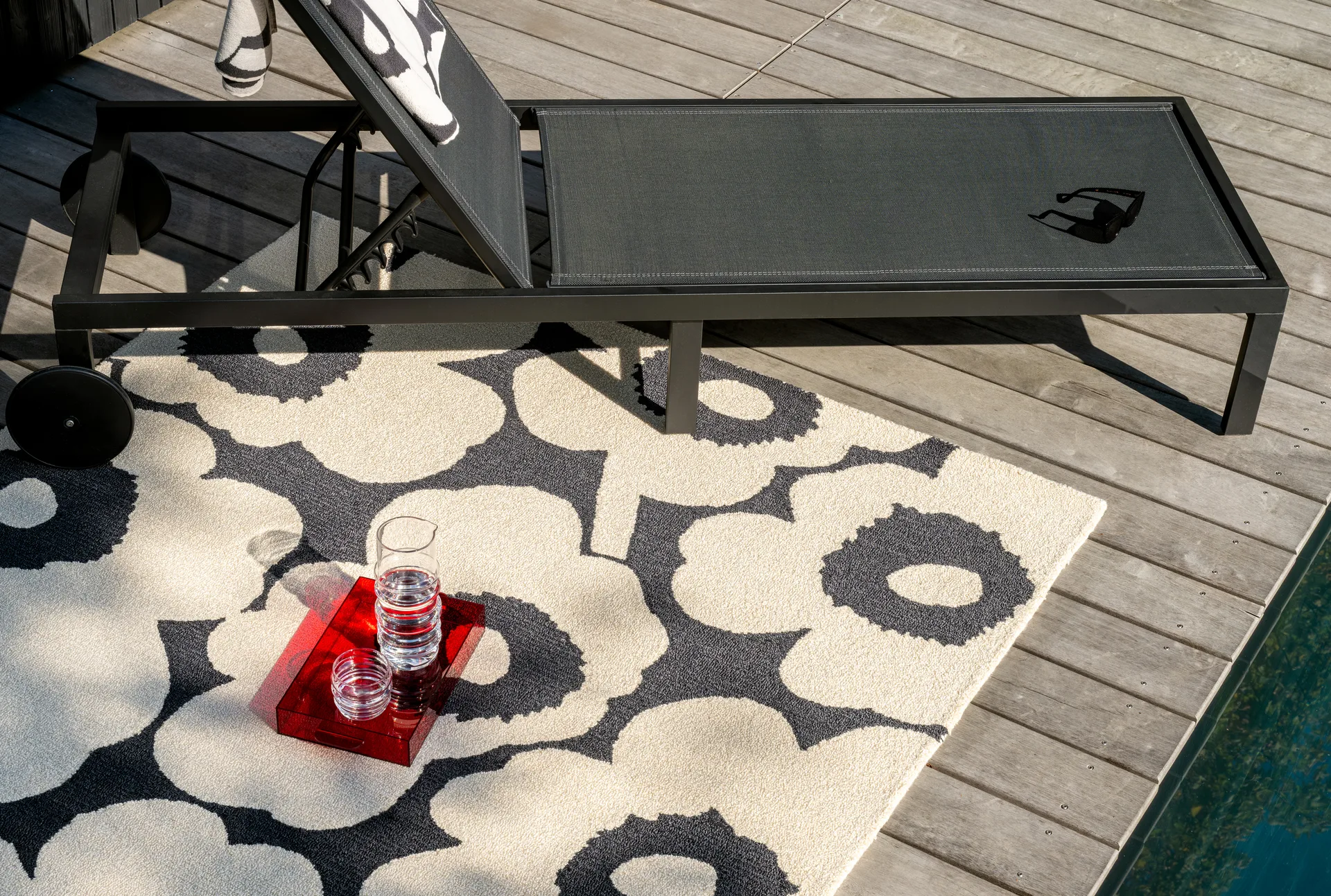 Unikko Outdoor-Teppich, Charcoal-white, 140x200 cm Marimekko