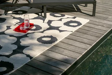 Unikko Outdoor-Teppich - Charcoal-white, 250x350 cm - Marimekko