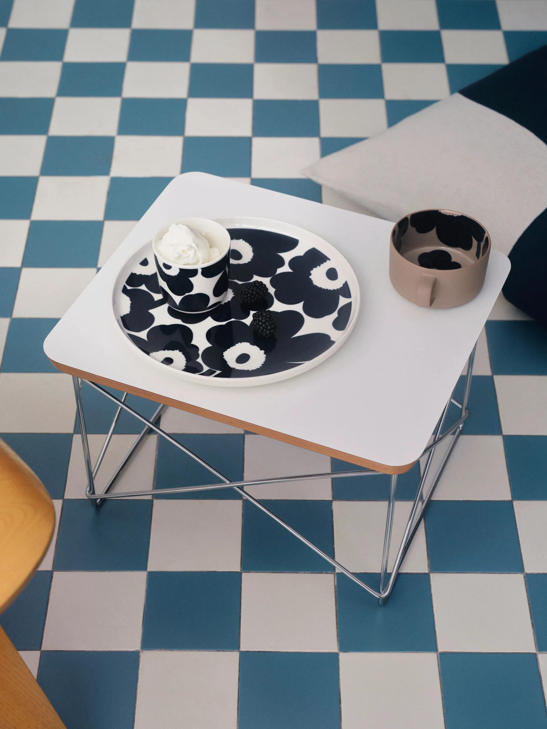 Unikko Teller Ø25cm, Weiß-Dunkelblau Marimekko