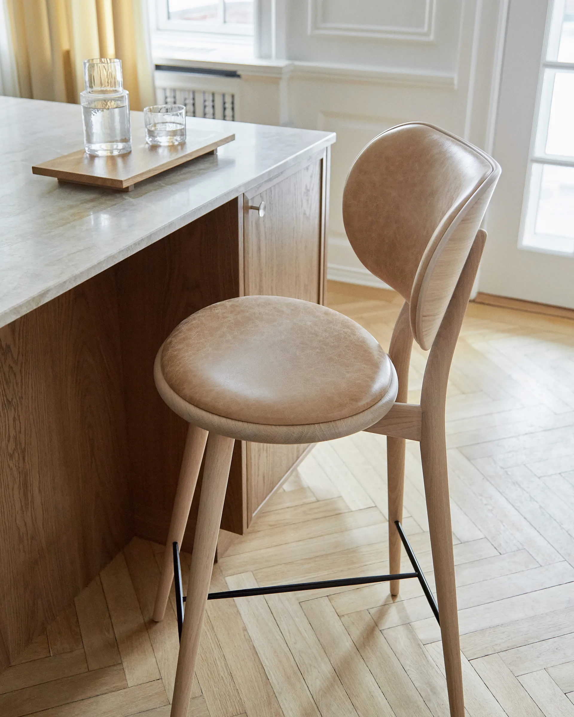 Essen High Stool Backrest Barhocker niedrig, Leder natur, Holzstativ aus Eiche matt lackiert Mater