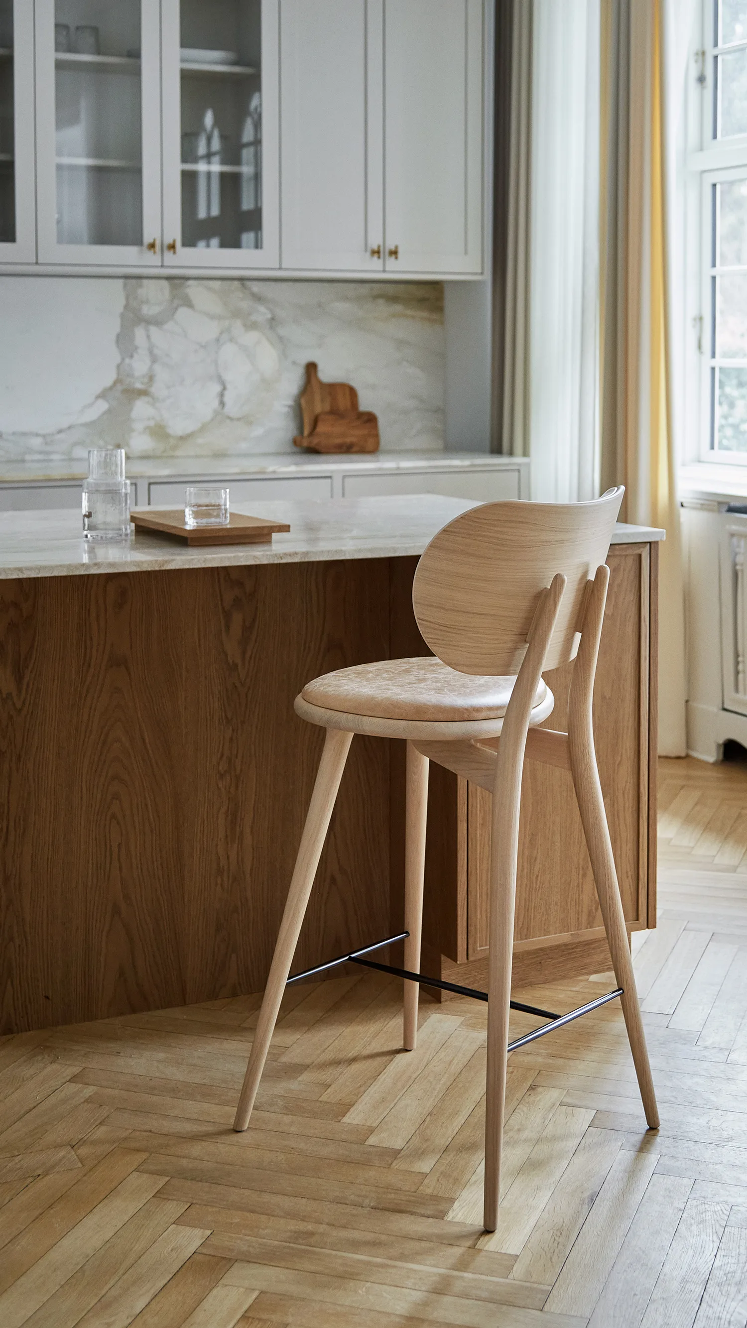 Essen High Stool Backrest Barhocker niedrig, Leder natur, Holzstativ aus Eiche matt lackiert Mater