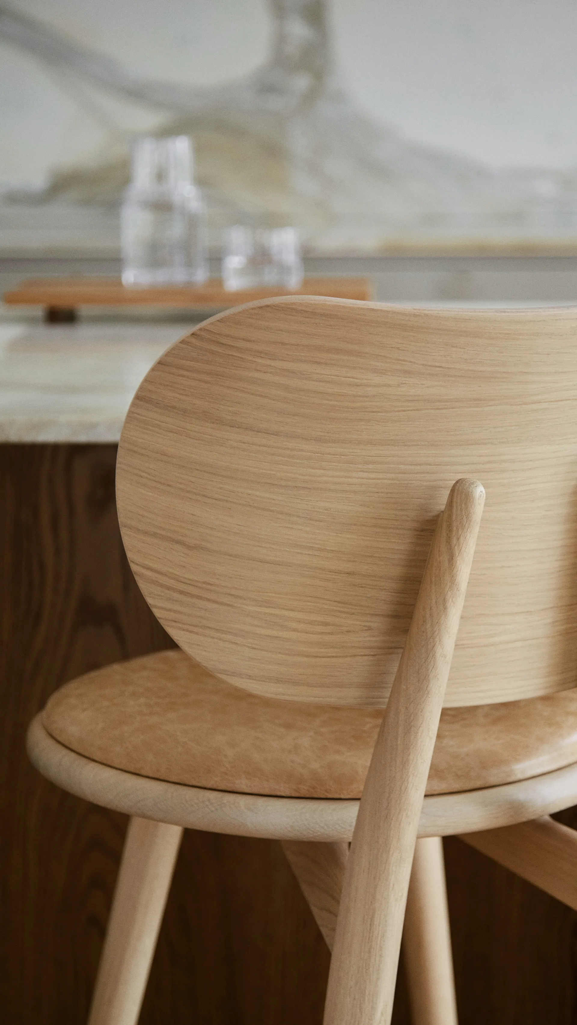 Essen High Stool Backrest Barhocker niedrig, Leder natur, Holzstativ aus Eiche matt lackiert Mater