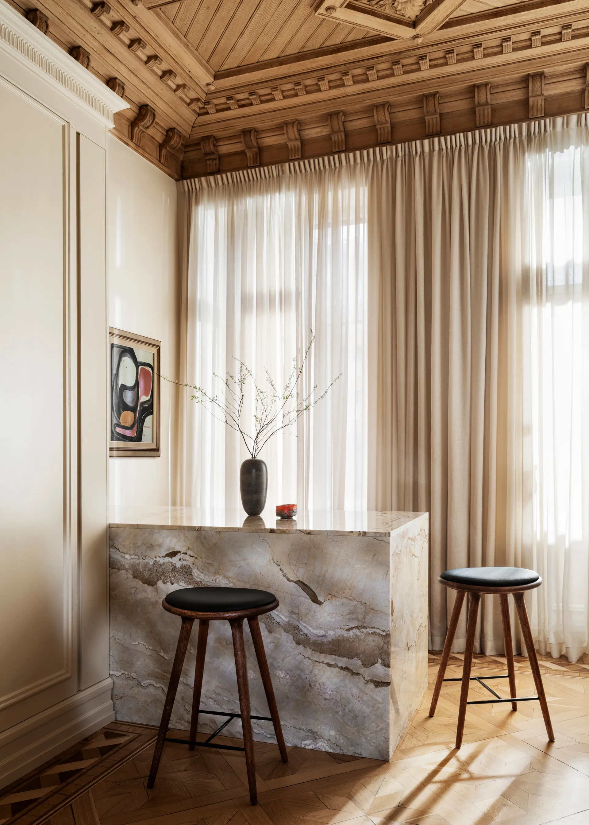 Mater high stool Barhocker niedrig 69 cm, Leder schwarz, Holzstativ aus Buche schwarz gebeizt Mater