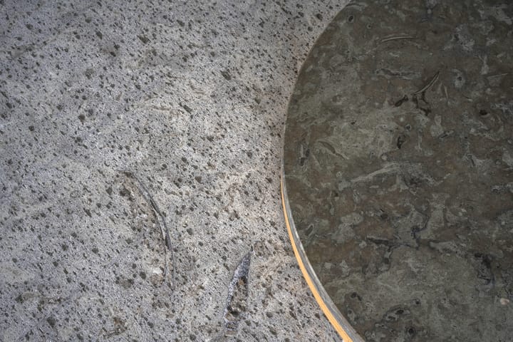 Dondo Couchtisch weiß pigmentierte Eiche Ø80 cm, Gehobelter Kalkstein Mavis