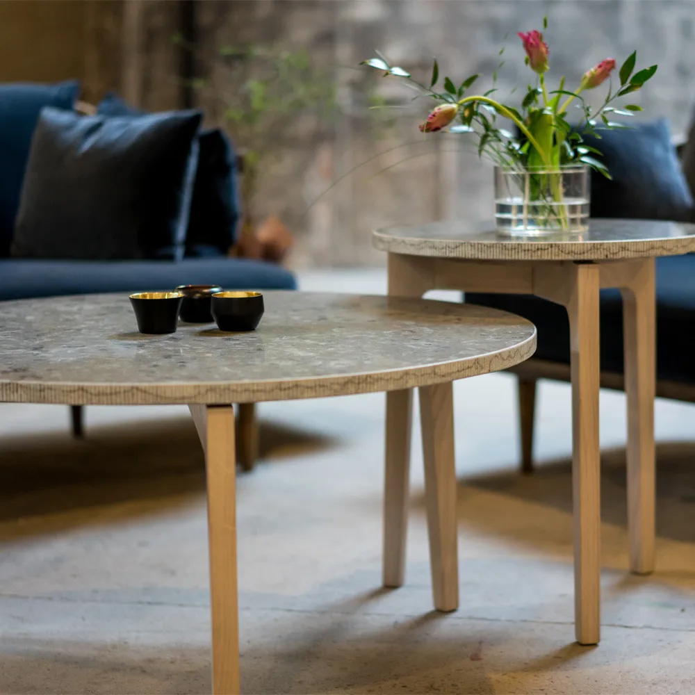 Höllviken Beistelltisch Ø80 cm, Kalkstein, hellgraßer Ständer Mavis