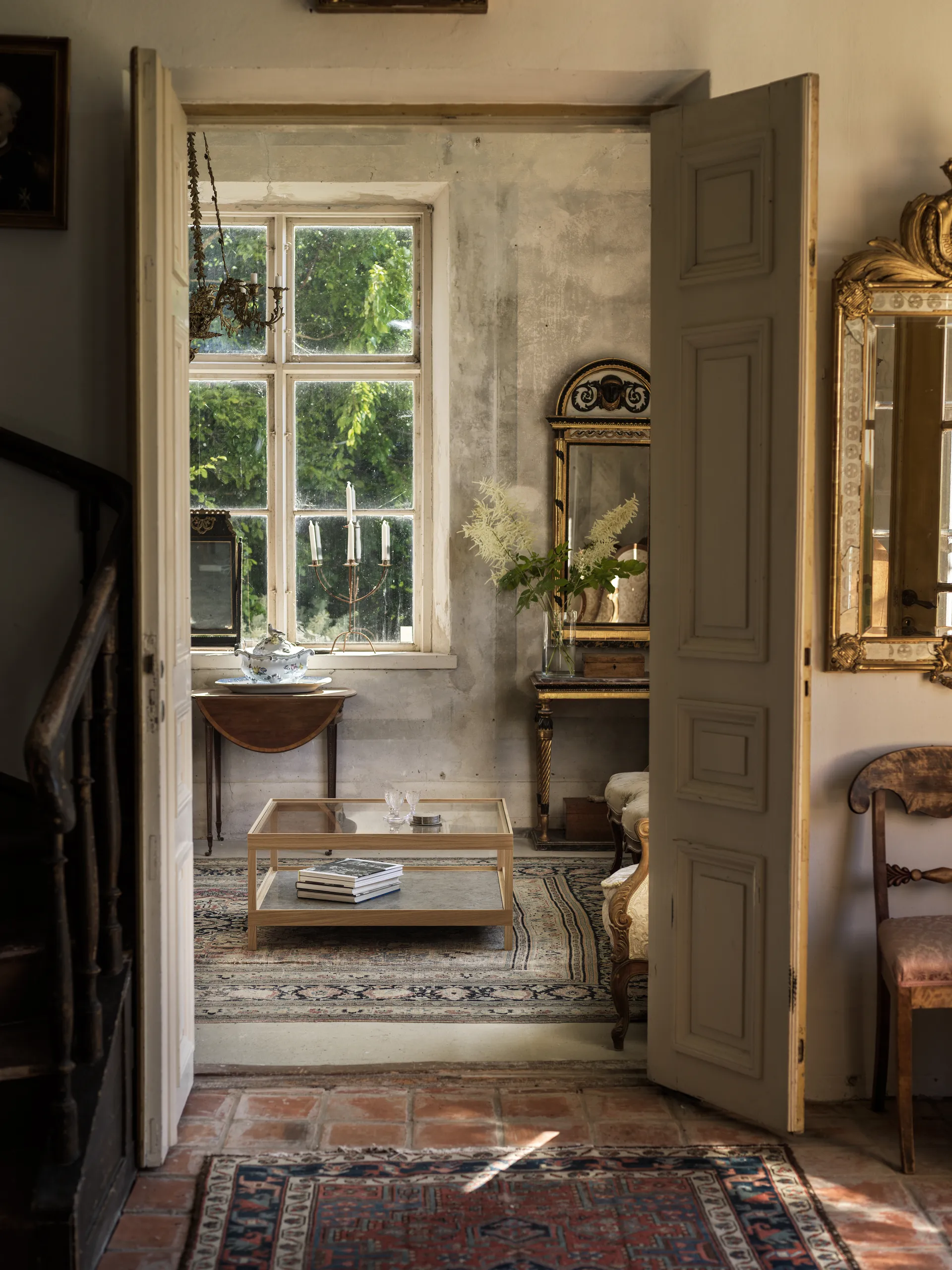 Ima Couchtisch 90x90 cm, Weißpig. matt lackierte Eiche, Kalkstein Mavis