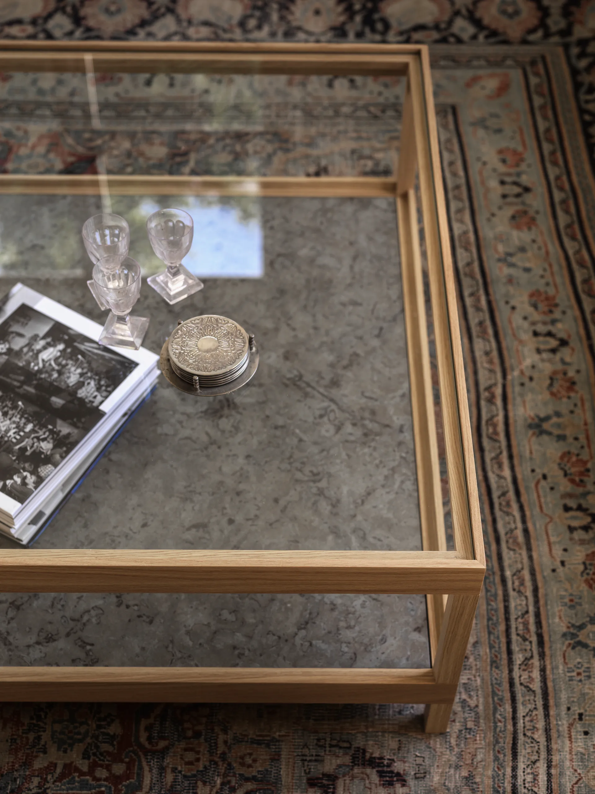 Ima Couchtisch 90x90 cm, Weißpig. matt lackierte Eiche, Kalkstein Mavis