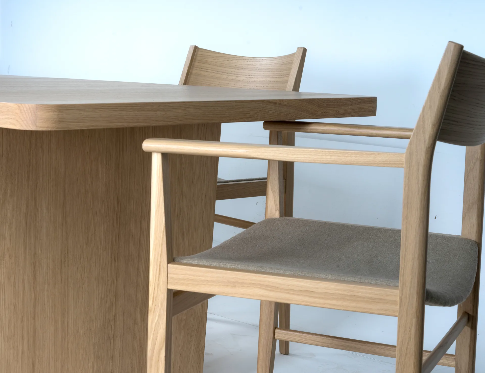 Siza Armlehnstuhl, Weiß pigmentierte Eiche-Lin Sitz Mavis