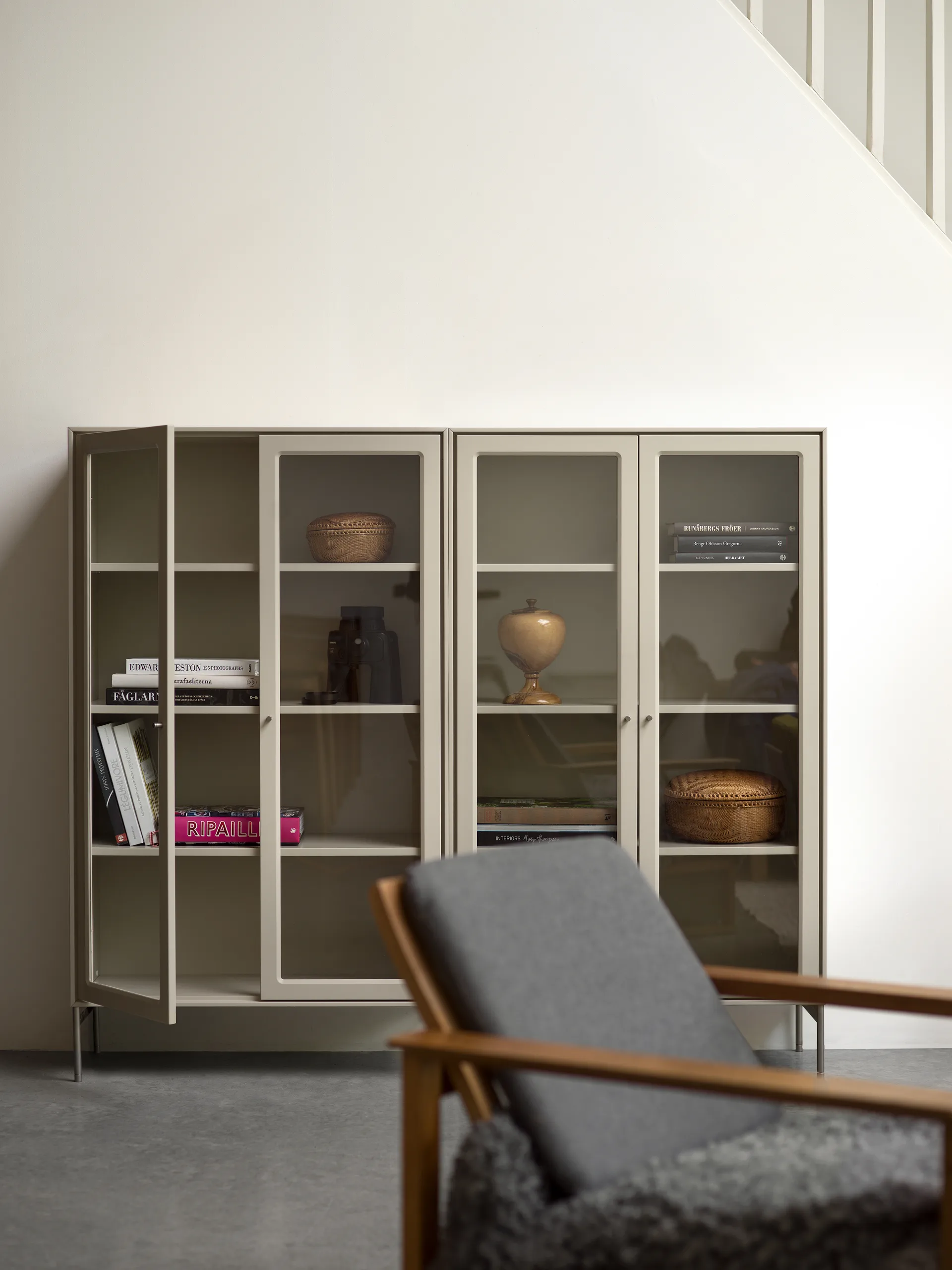 Volt Vitrinenschrank 130 cm beige, Details aus rostfreiem Stahl Mavis