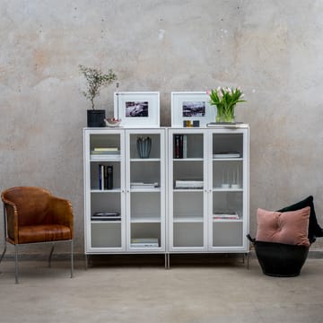 Volt Vitrinenschrank 130 cm Weißlack - Details aus rostfreiem Stahl - Mavis