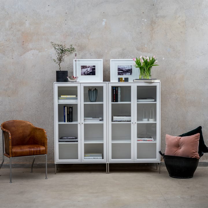 Volt Vitrinenschrank 130 cm Weißlack, Details aus rostfreiem Stahl Mavis