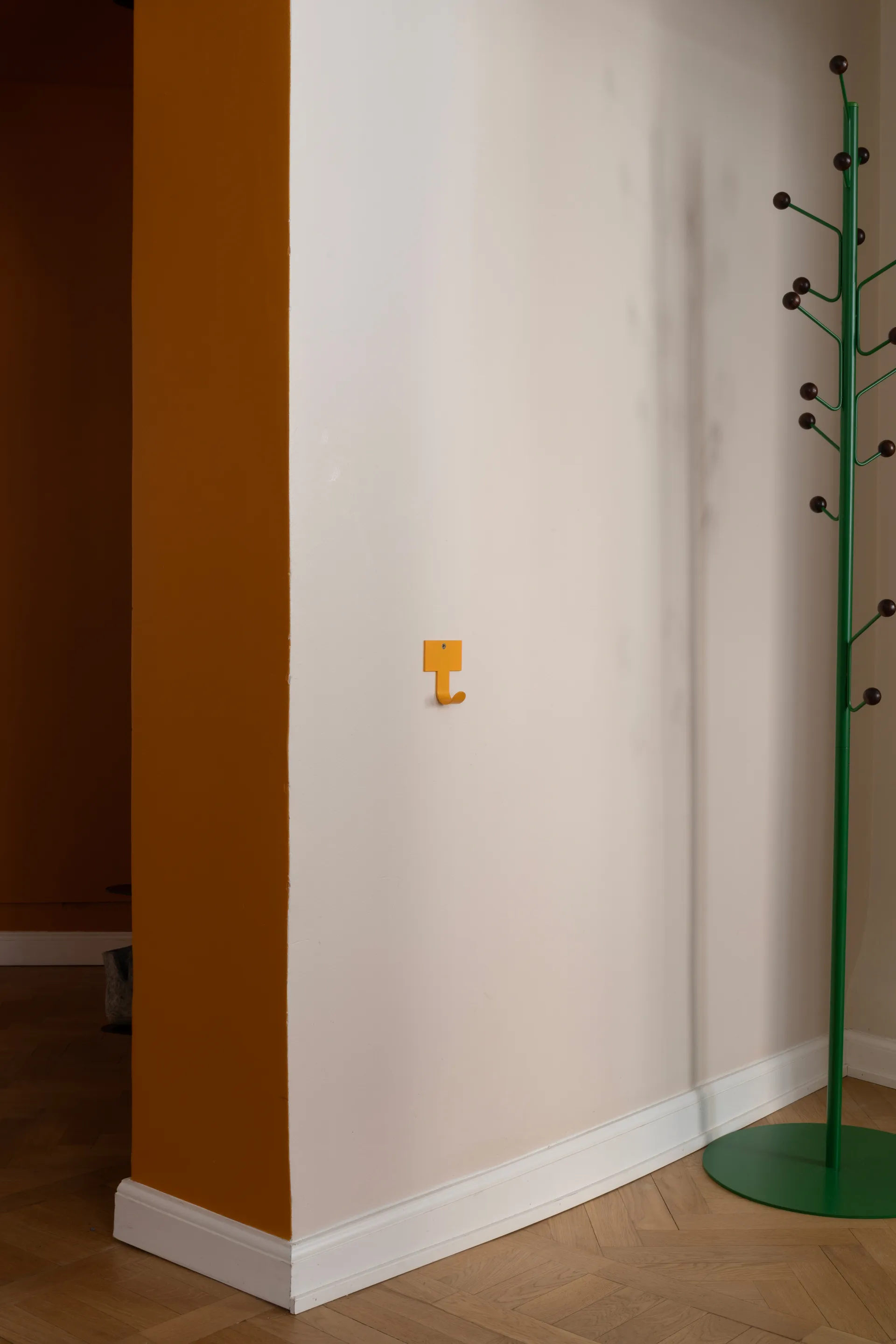 Bill Floor Kleiderhaken, Grün-Dunkelbraun Maze